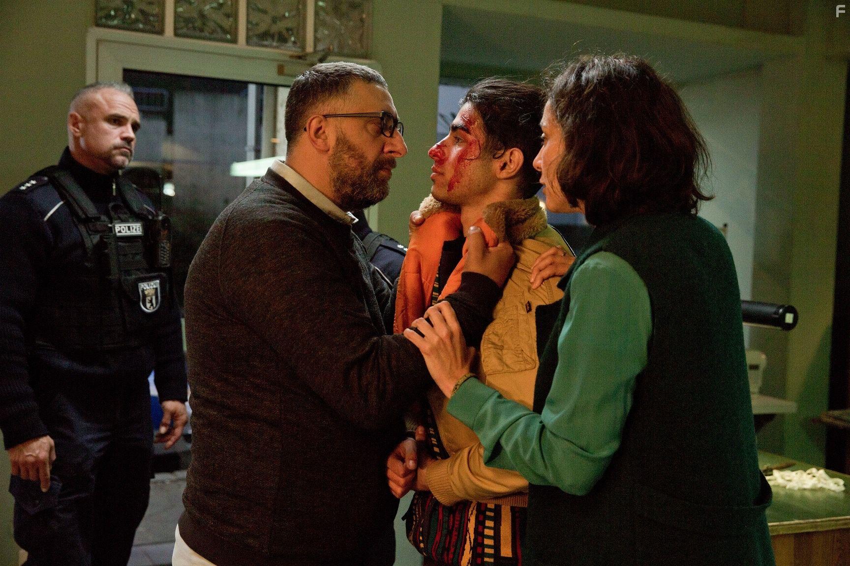 Dorka Gryllus, Kida Khodr Ramadan, and Doguhan Kabadayi in Ein Nasser Hund (2021)