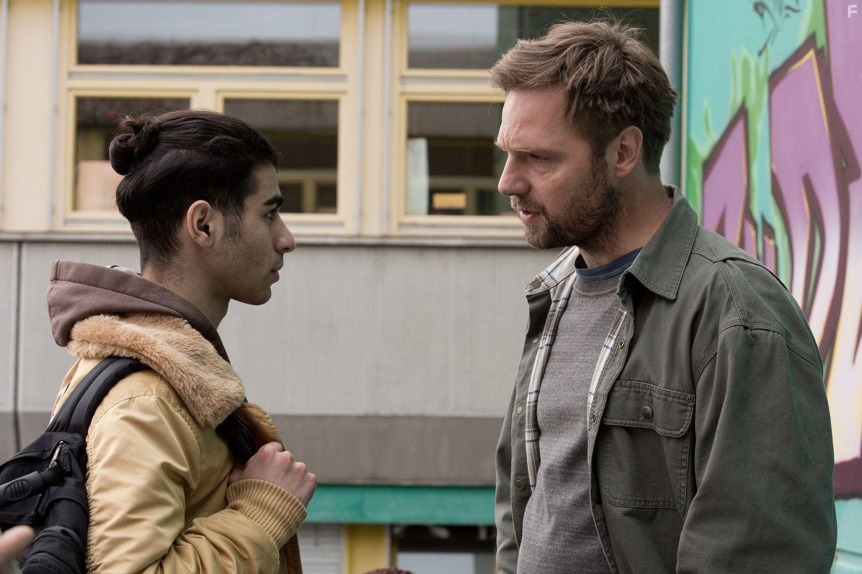 Christoph Letkowski and Doguhan Kabadayi in Ein Nasser Hund (2021)