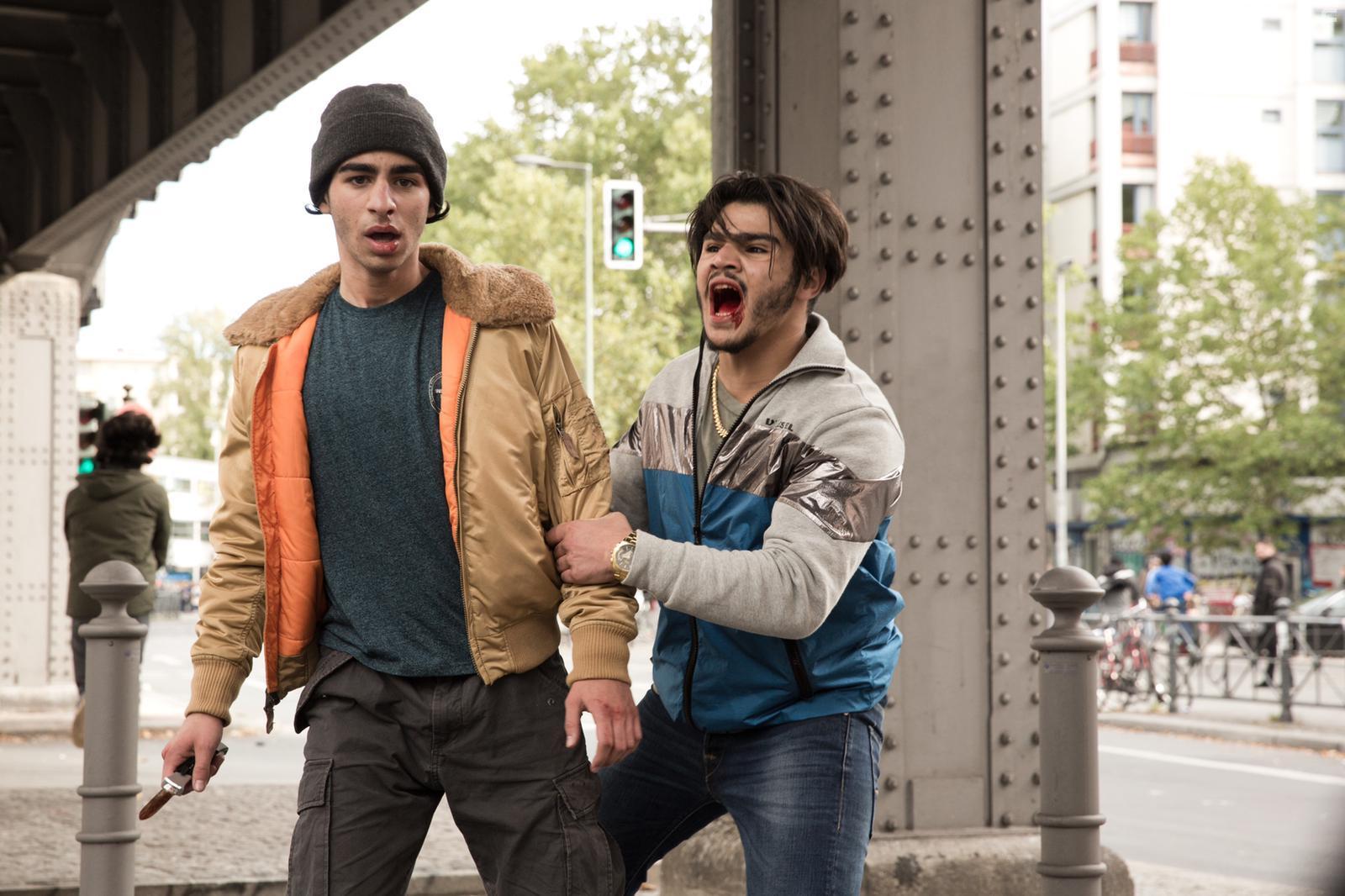 Mohammad Eliraqui and Doguhan Kabadayi in Ein Nasser Hund (2021)