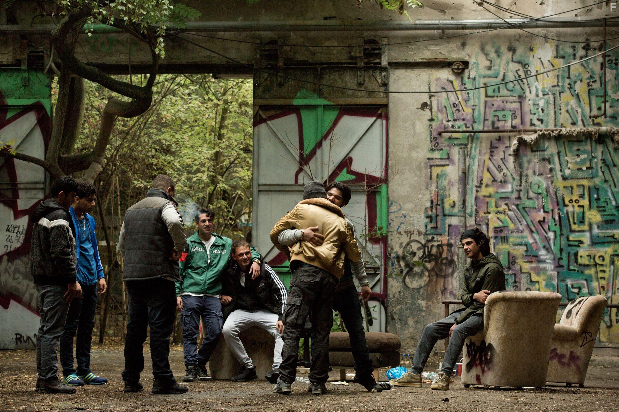 Hassan Kello, Mohammad Eliraqui, Omar Antabli, Emircan Yildirim, Khaliq Dad Yousufi, Samy Abdel Fattah, Maradona Akkouch, and Doguhan Kabadayi in Ein Nasser Hund (2021)