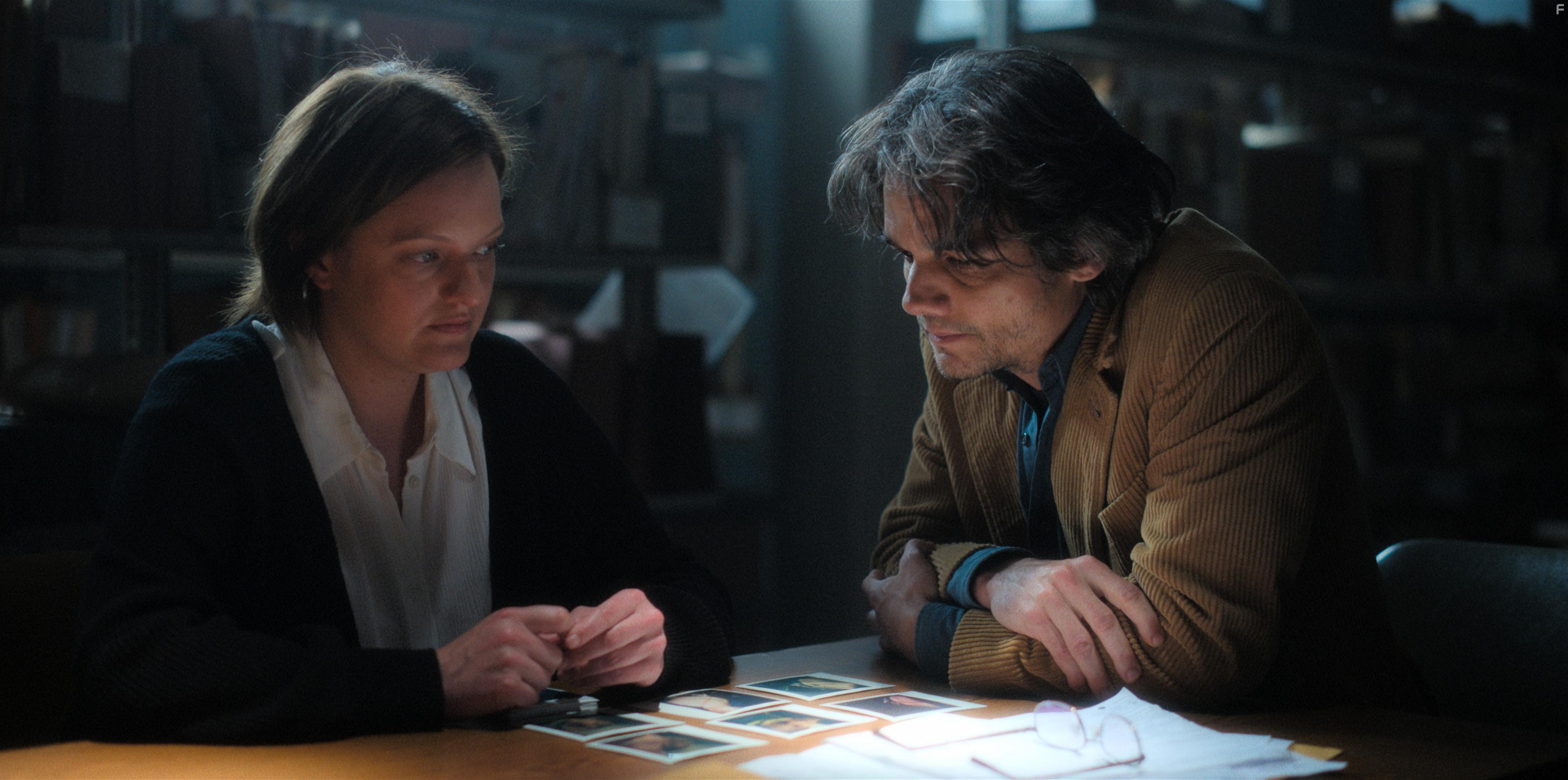 Elisabeth Moss and Wagner Moura in Shining Girls: Episode #1.2 (2022)