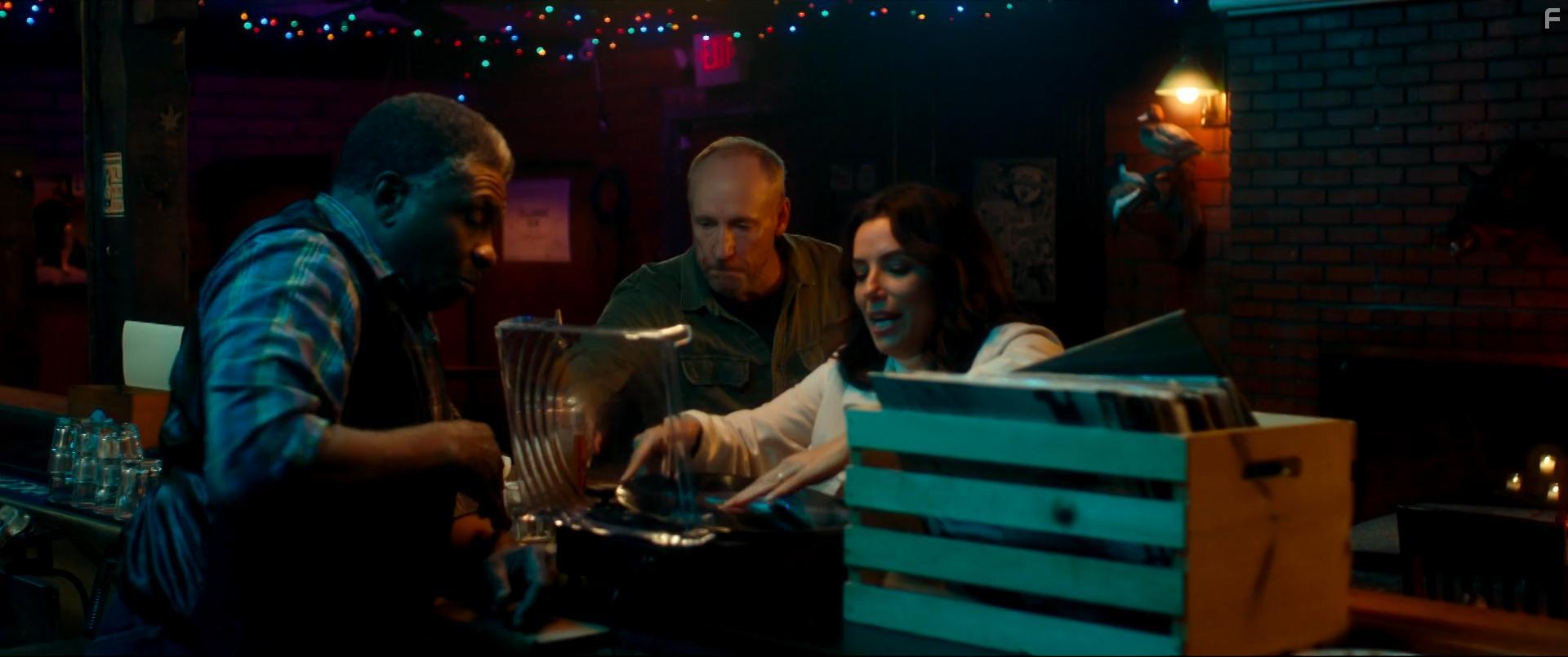 Keith David, Eva Longoria, and Matt Walsh in Unplugging (2022)