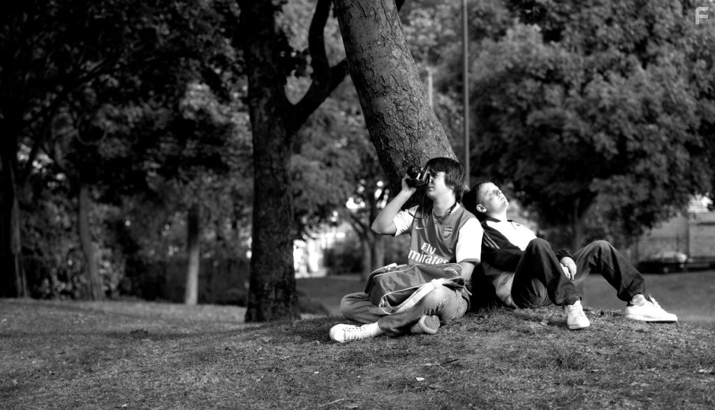 Thomas Turgoose and Piotr Jagiello in Сомерстаун (2008)