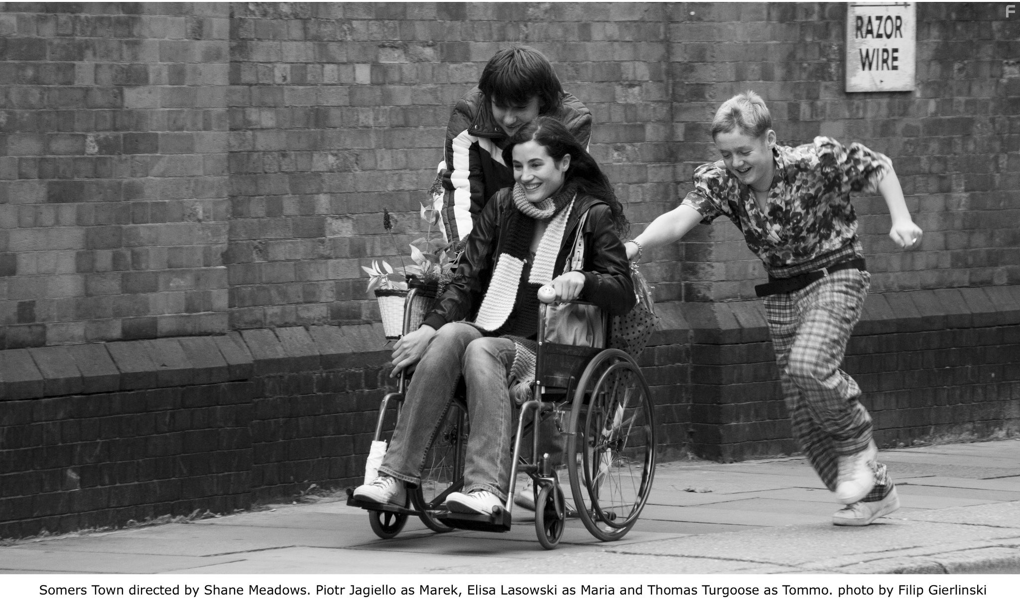 Thomas Turgoose, Elisa Lasowski, and Piotr Jagiello in Сомерстаун (2008)