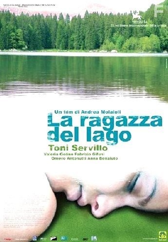 Девушка у озера