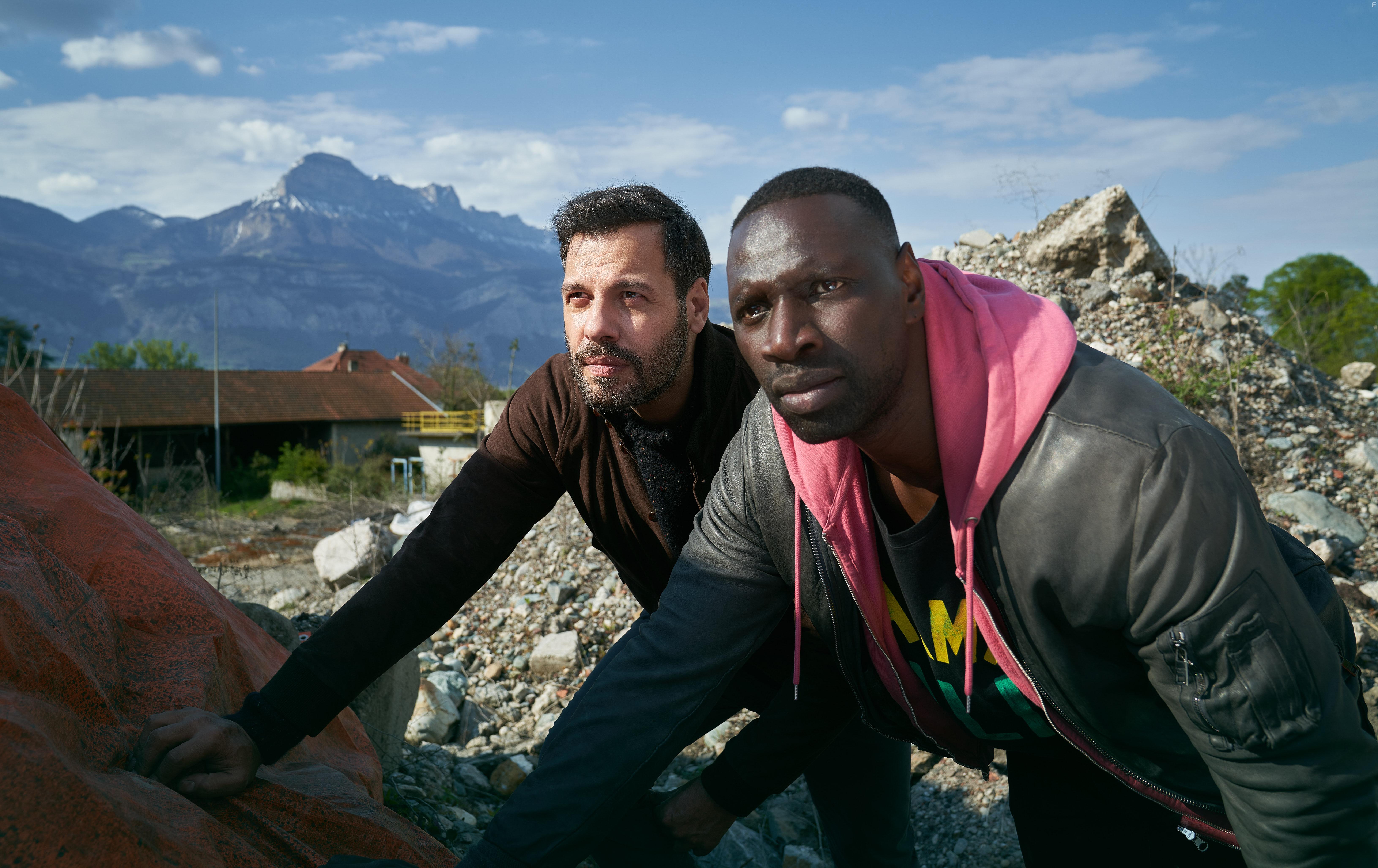 Laurent Lafitte and Omar Sy in Loin du priph (2022)