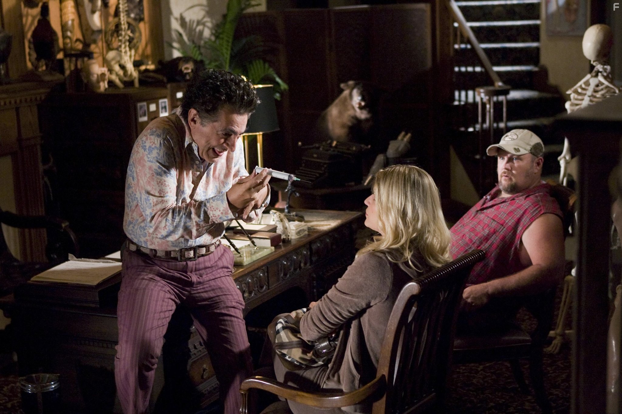 Joe Mantegna, Ivana Milicevic, and Larry the Cable Guy in Бестолковая защита (2008)