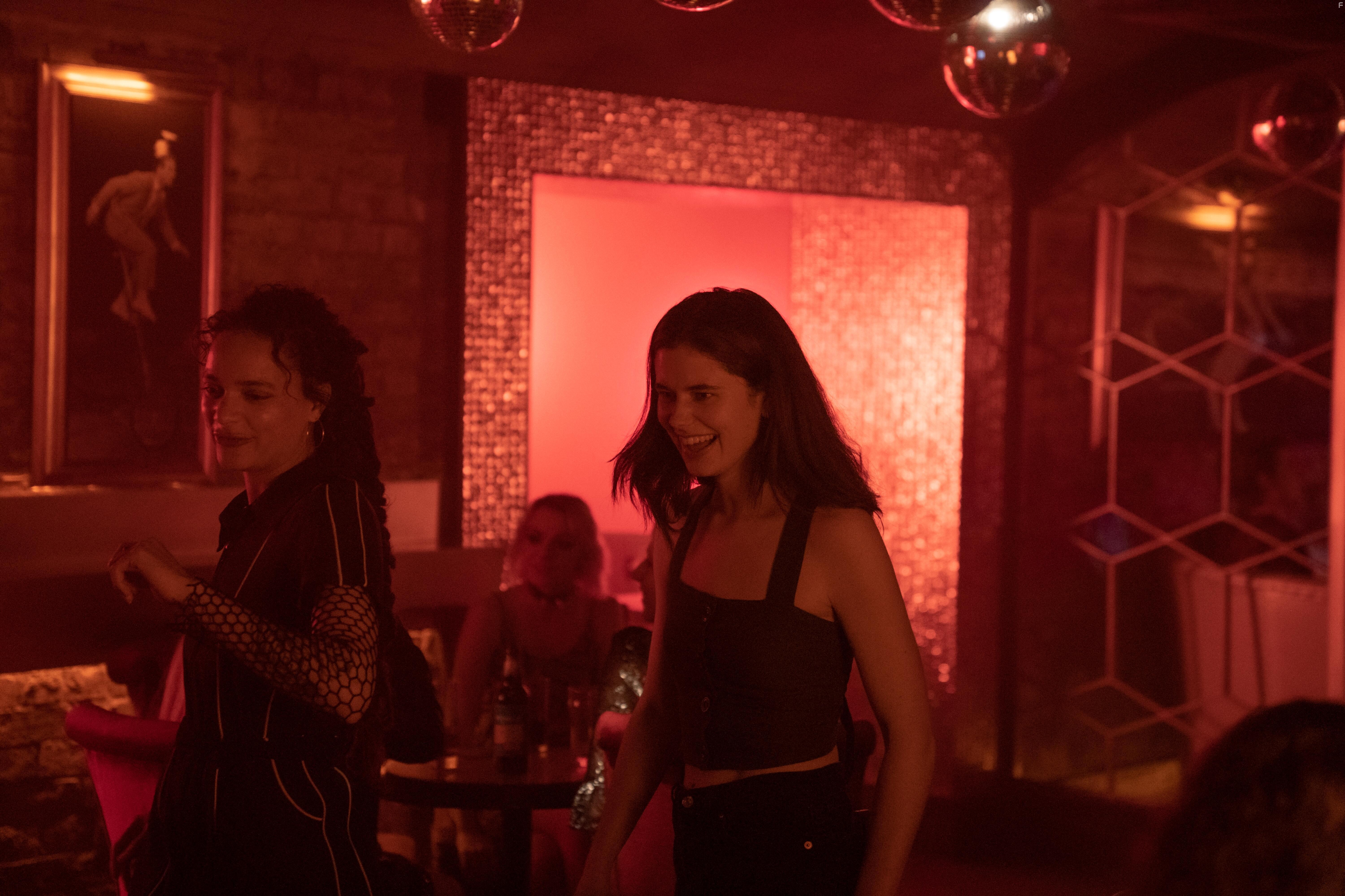 Alison Oliver and Sasha Lane in Conversations with Friends (2022)
