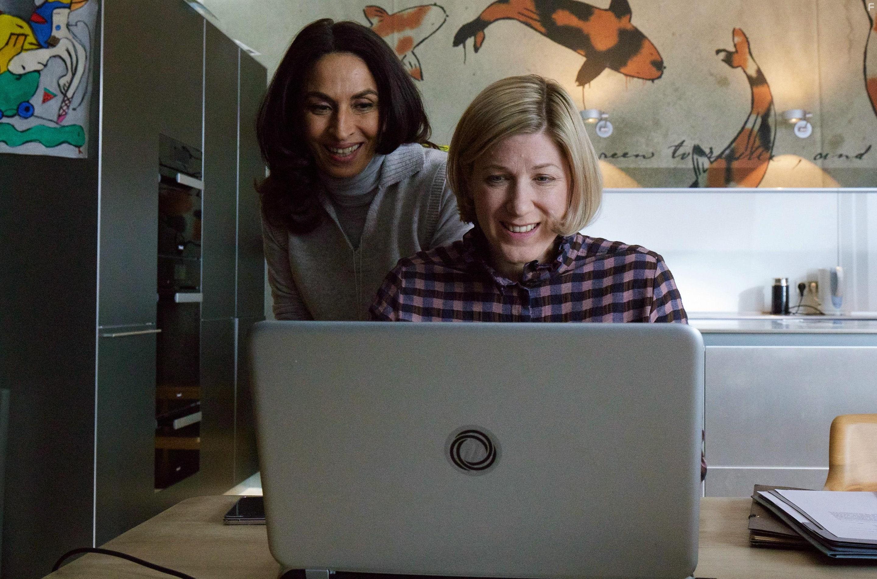 Jale Arikan and Ines Honsel in Nie zu spt (2022)