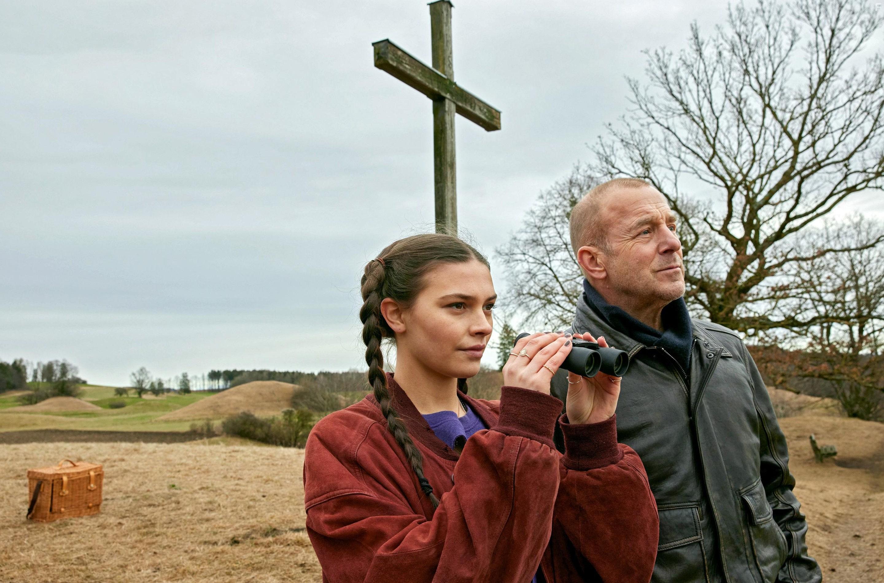 Heino Ferch and Harriet Herbig-Matten in Nie zu spt (2022)