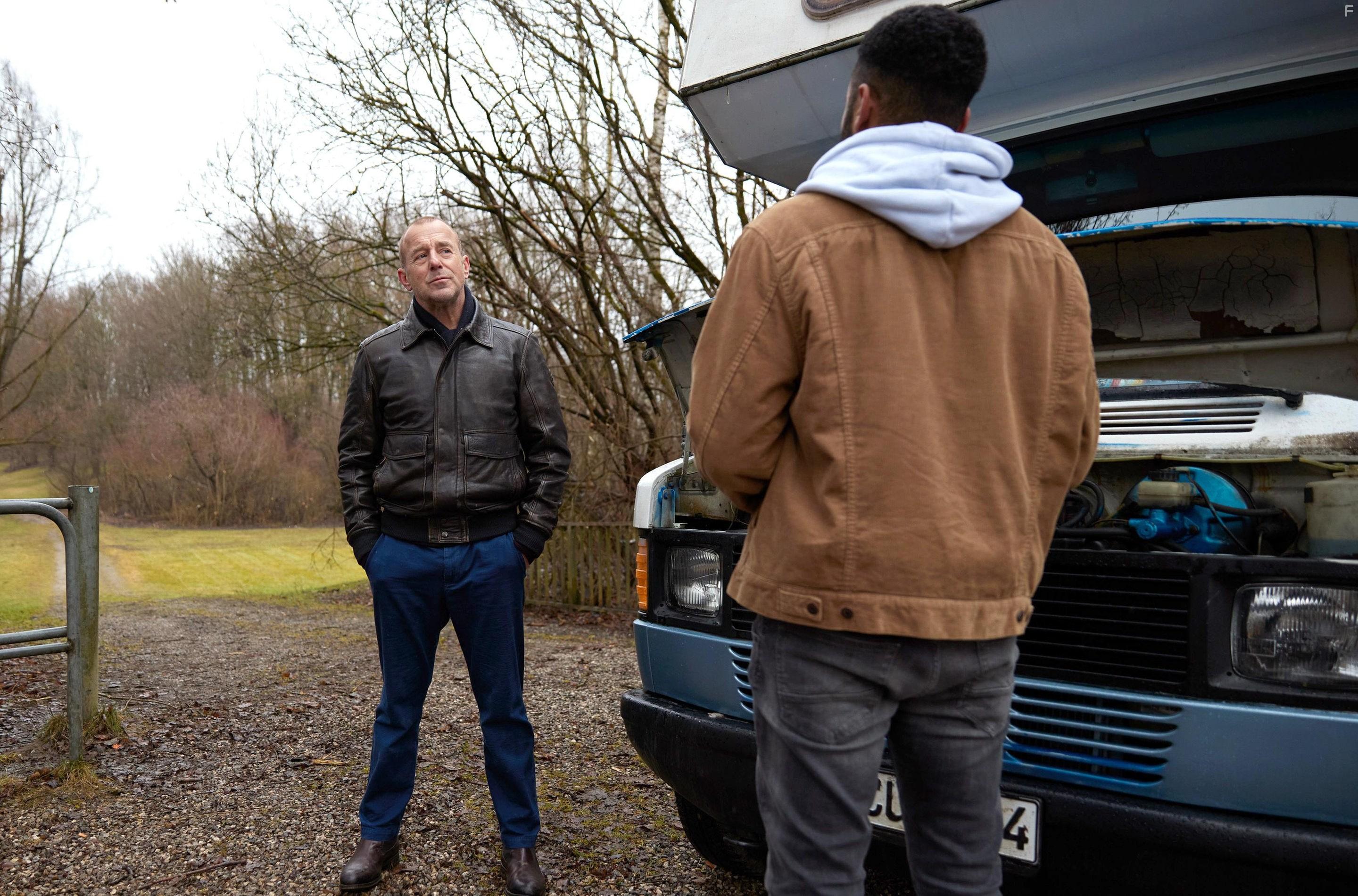 Heino Ferch and Pablo Grant in Nie zu spt (2022)