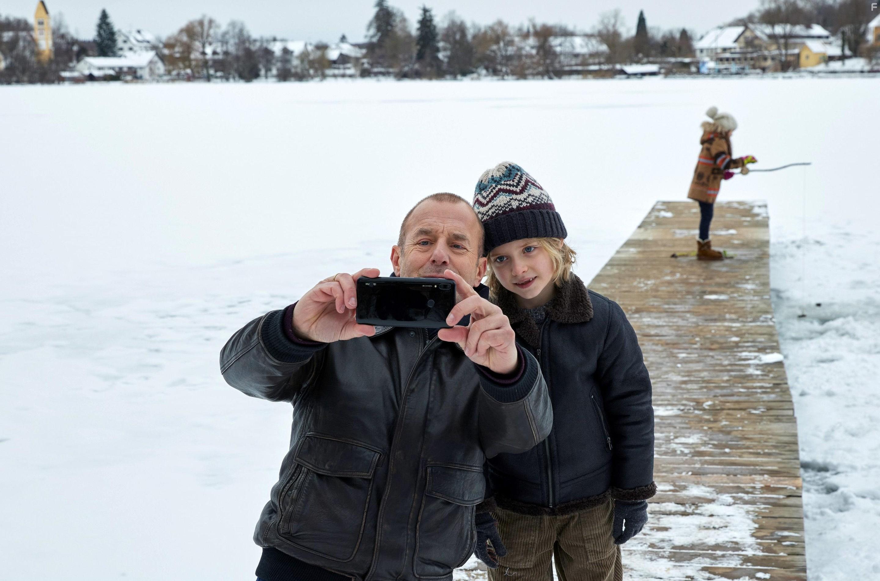 Heino Ferch, Jakob Josef Gottlieb, and Emilia Lauterbach in Nie zu spt (2022)