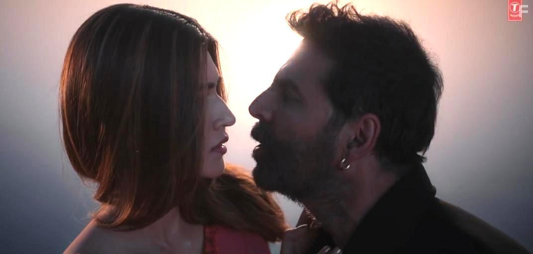 Akshay Kumar and Kriti Sanon in Bachchhan Paandey (2022)