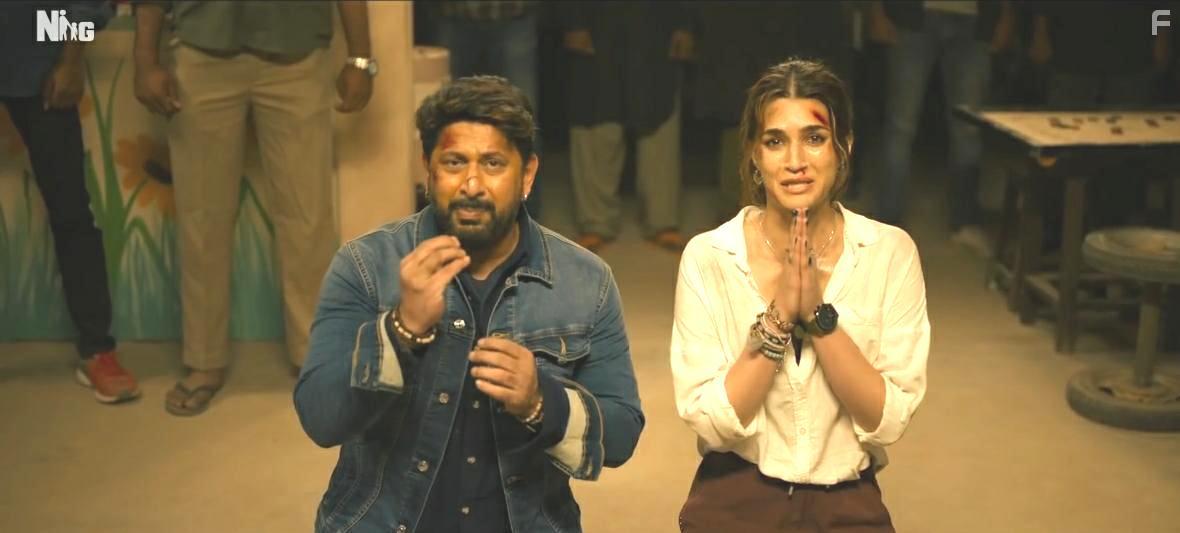 Arshad Warsi and Kriti Sanon in Bachchhan Paandey (2022)