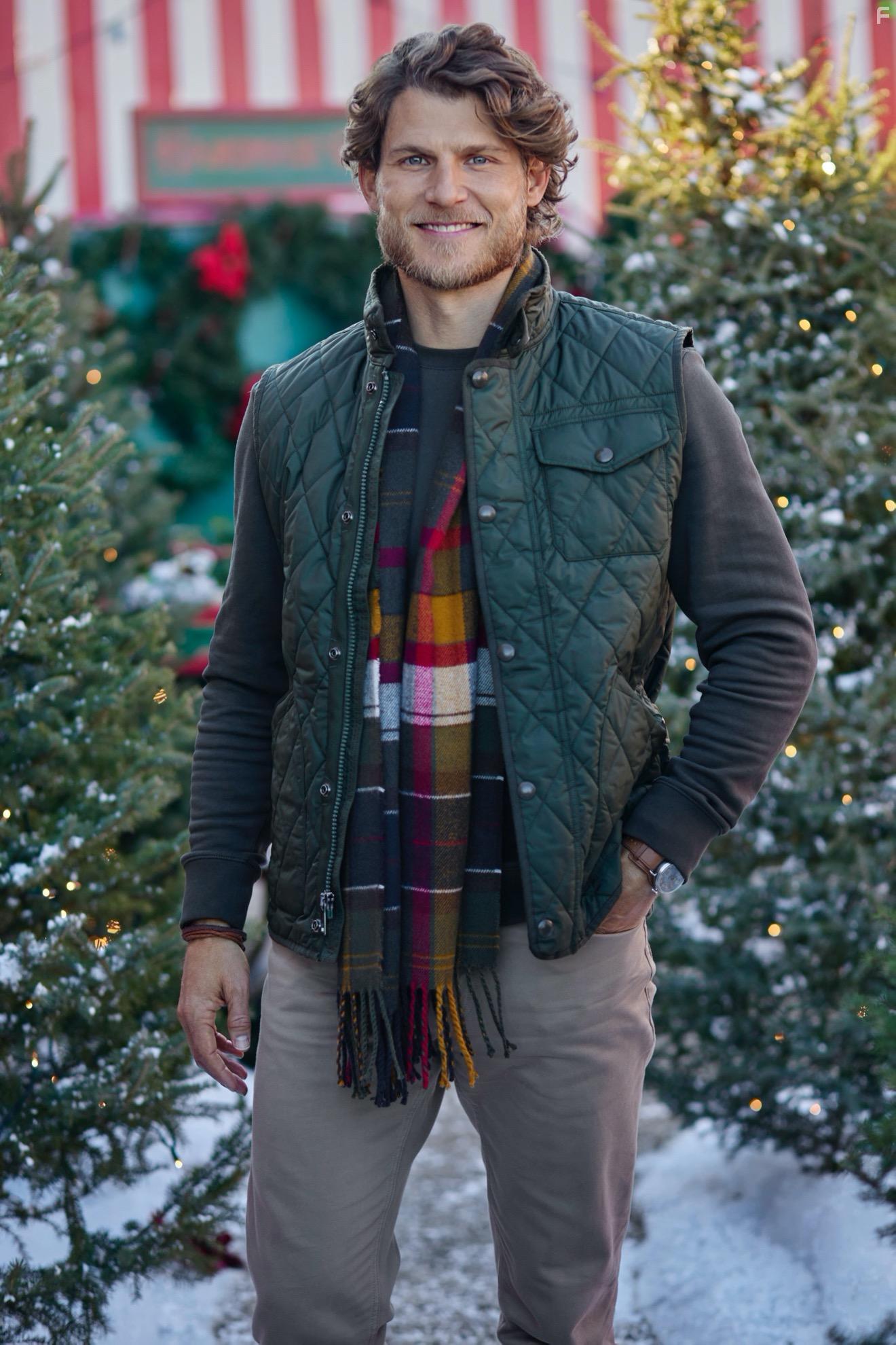 Travis Van Winkle in 'Tis the Season to be Merry (2021)