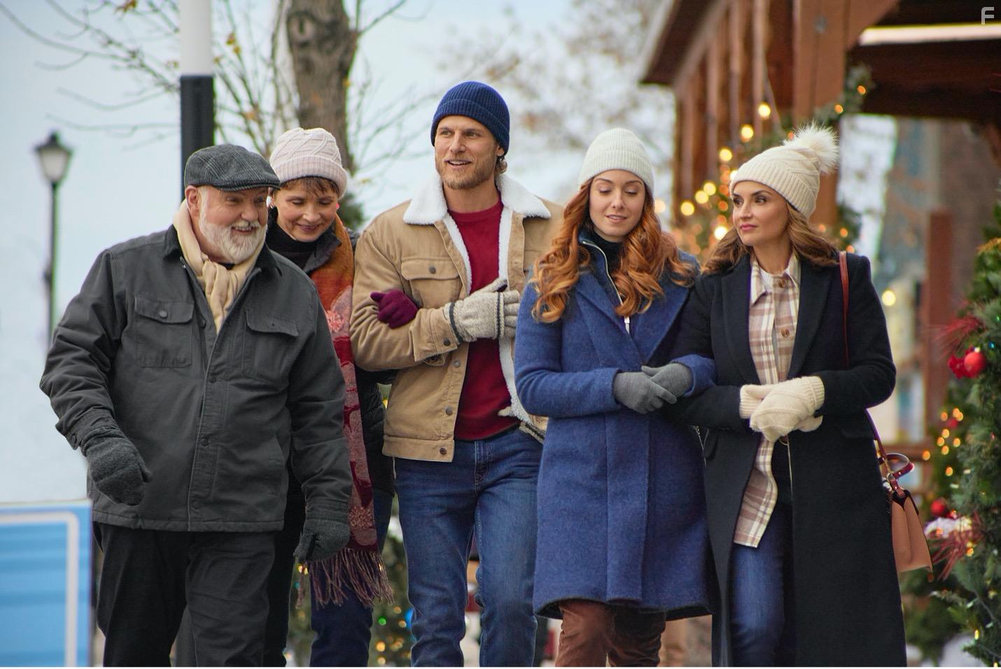 Rachael Leigh Cook, John B. Lowe, Travis Van Winkle, Lois Brothers, and Amy Groening in 'Tis the Season to be Merry (2021)