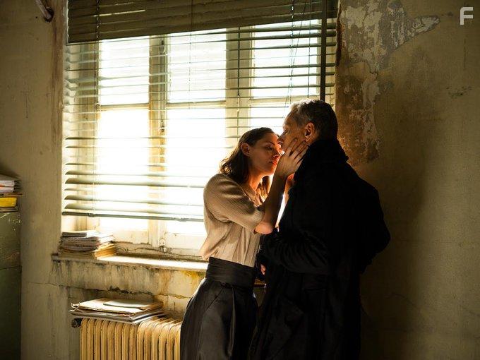 Viggo Mortensen and Kristen Stewart in Crimes of the Future (2022)