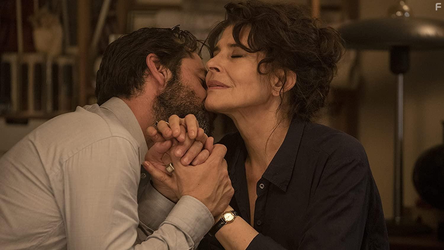 Fanny Ardant and Melvil Poupaud in Les jeunes amants (2021)