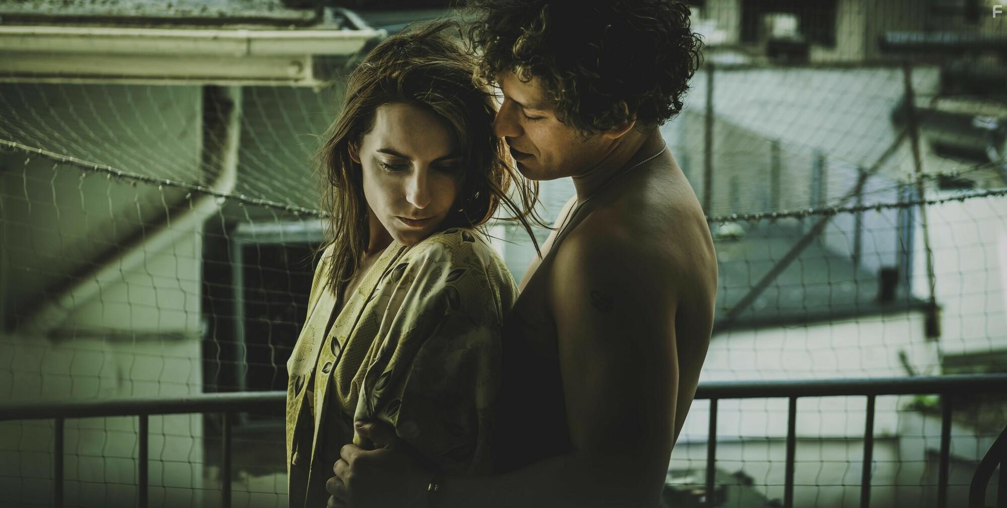 Antje Traue and Malik Blumenthal in Knig der Raben (2020)