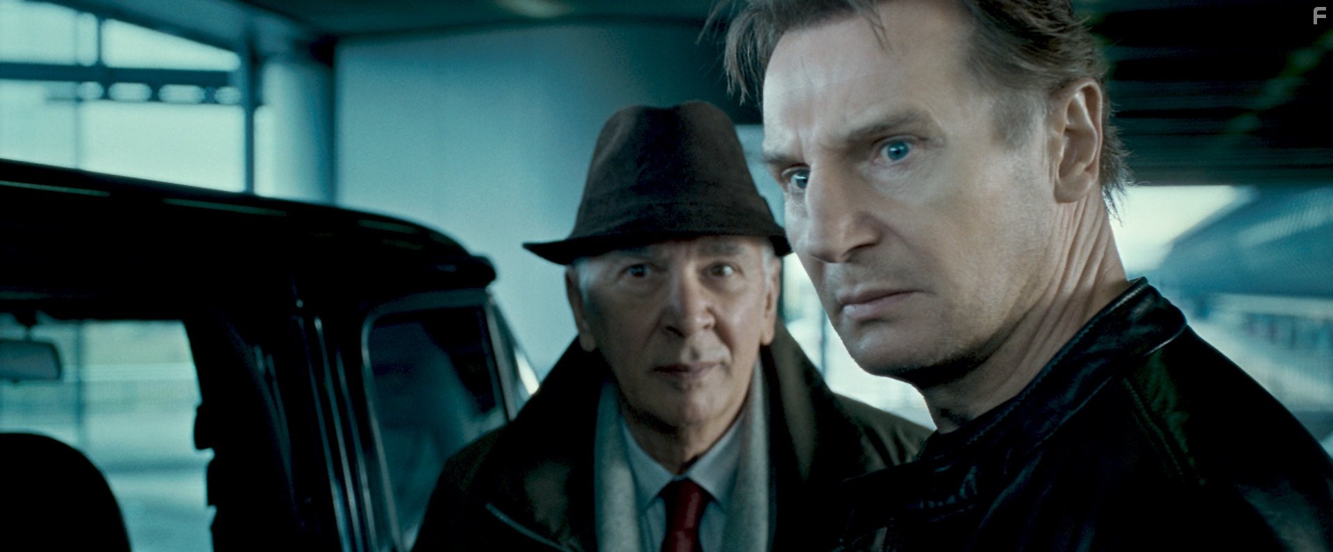 Liam Neeson and Frank Langella in Неизвестный (2011)