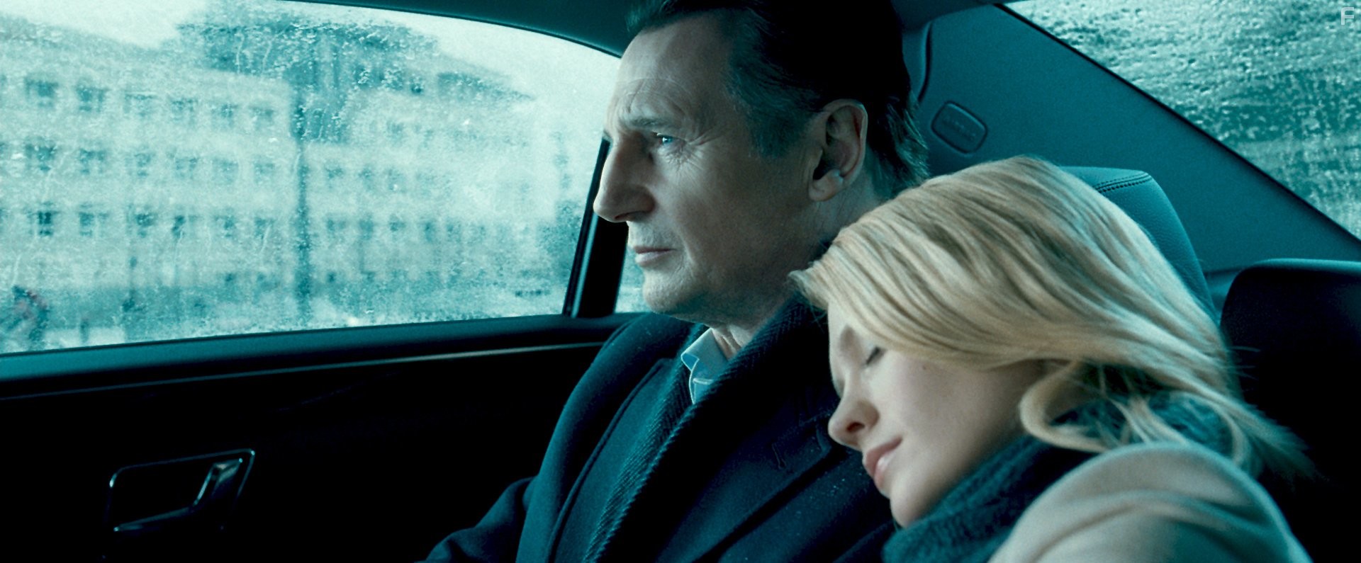 Liam Neeson and January Jones in Неизвестный (2011)
