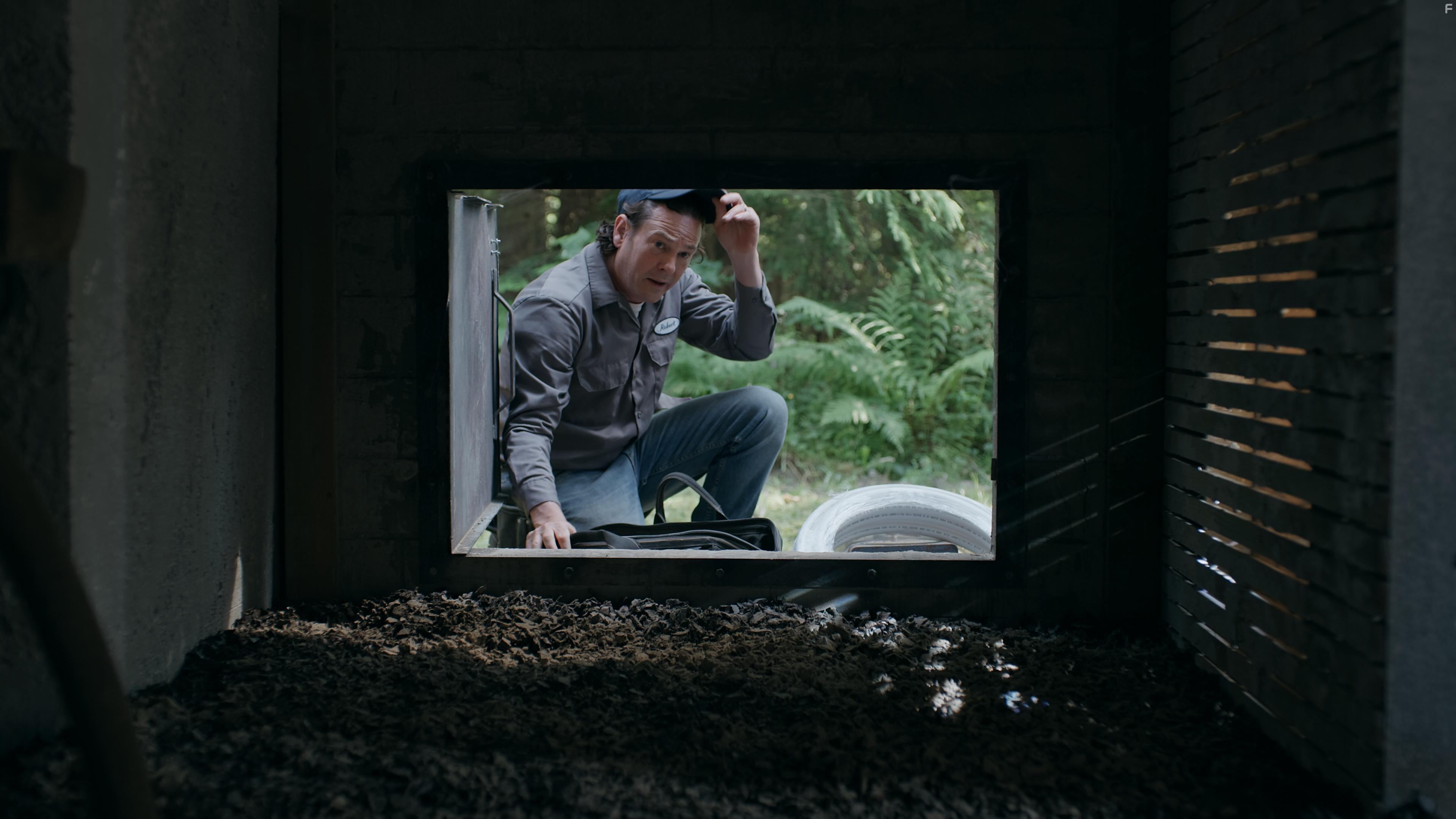 Henry Thomas in Crawlspace (2022)