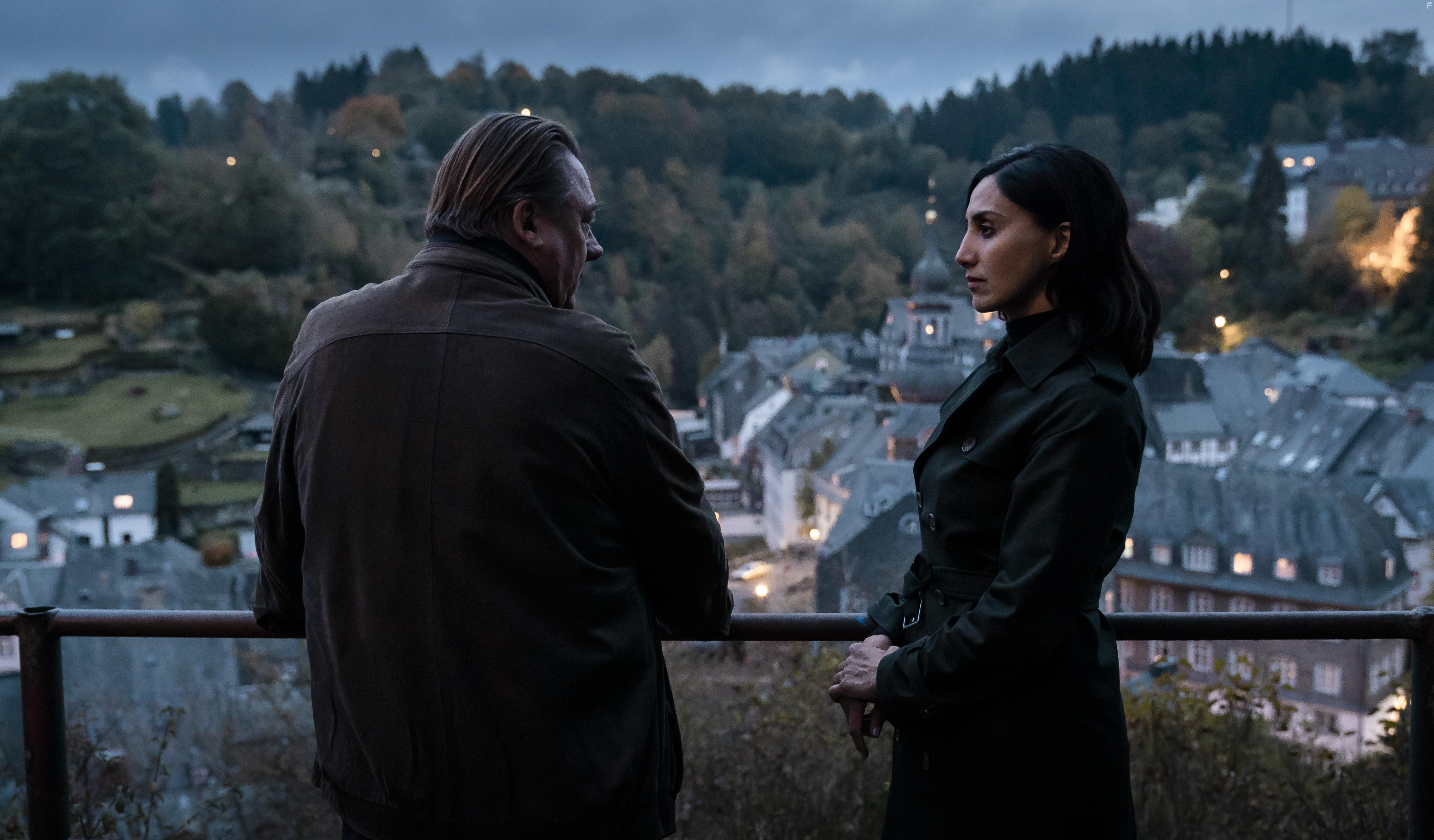 Peter Kurth and Narges Rashidi in Ferdinand von Schirach - Glauben (2021)