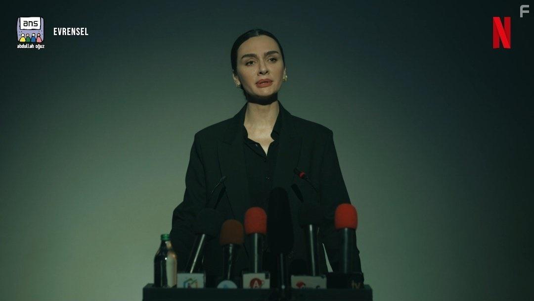 Birce Akalay in Mezarlik (2022)