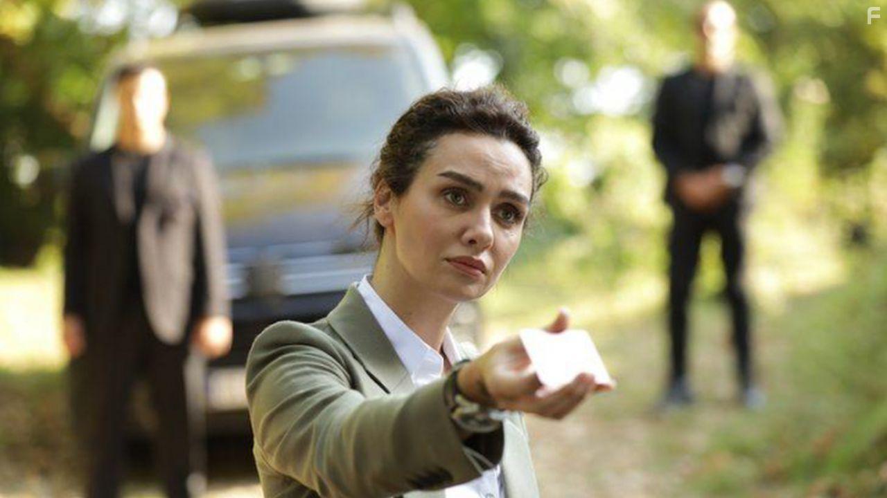 Birce Akalay in Mezarlik (2022)