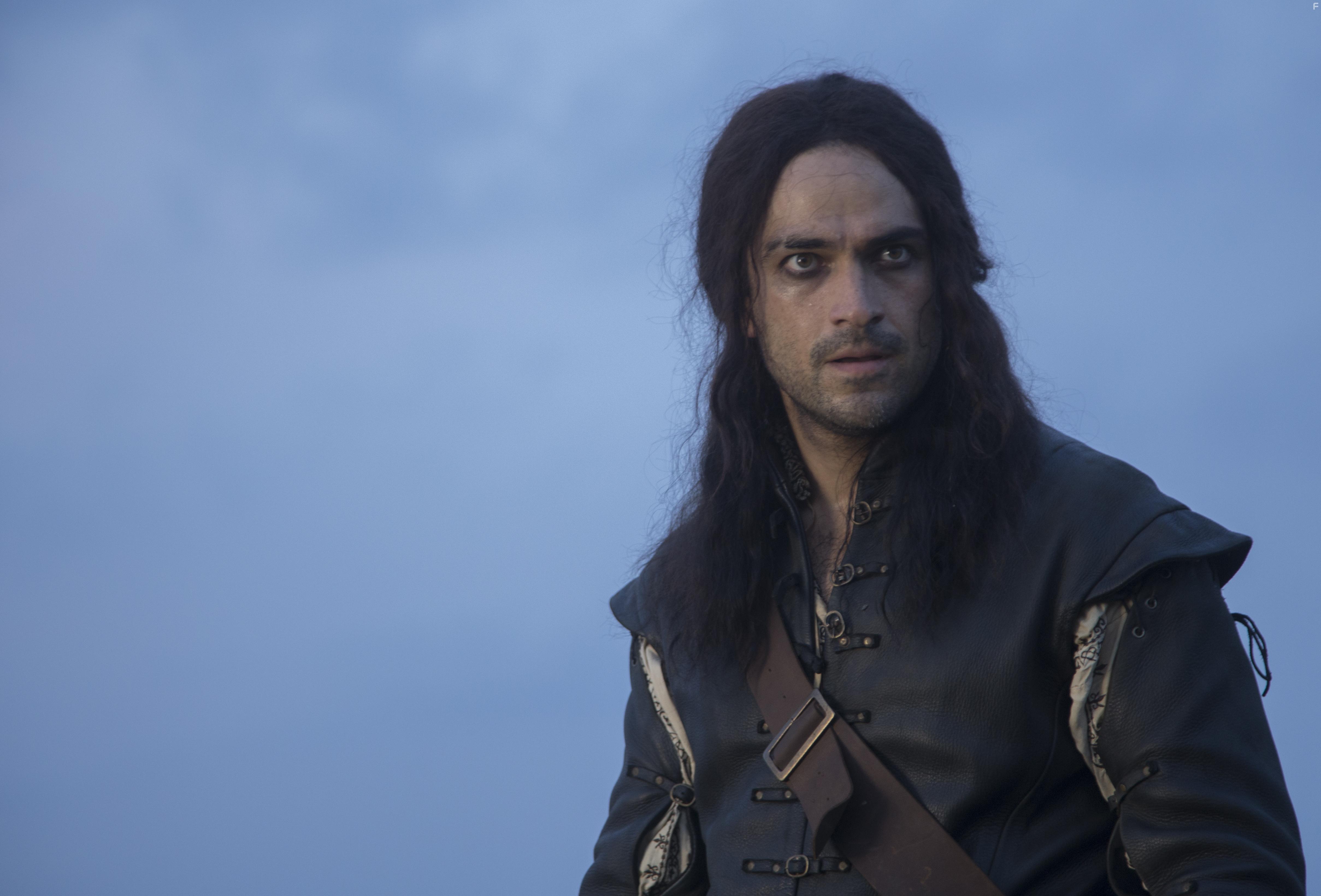 Alfonso Herrera in Sitiados: Mxico (2019)