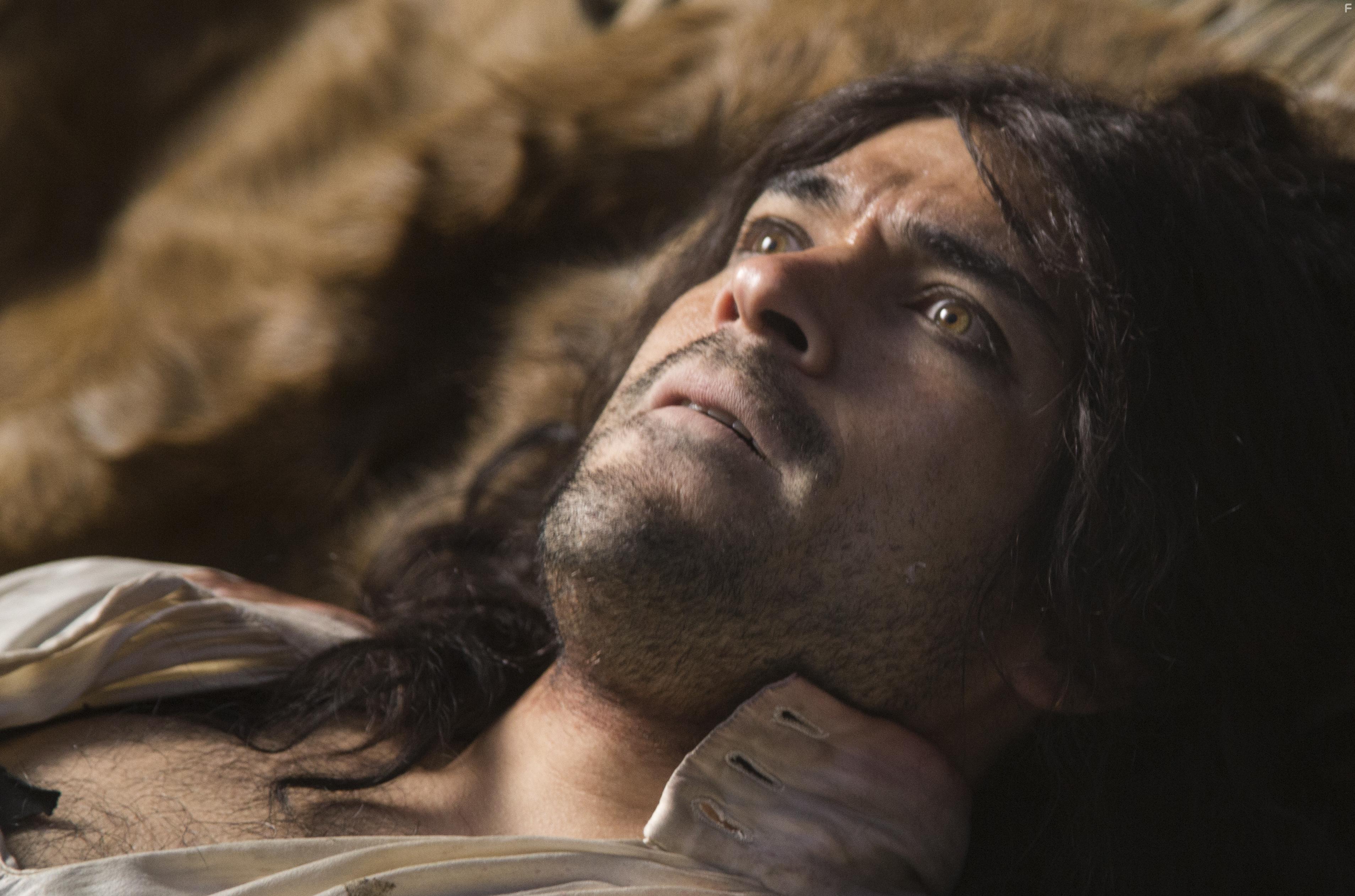 Alfonso Herrera in Sitiados: Mxico (2019)