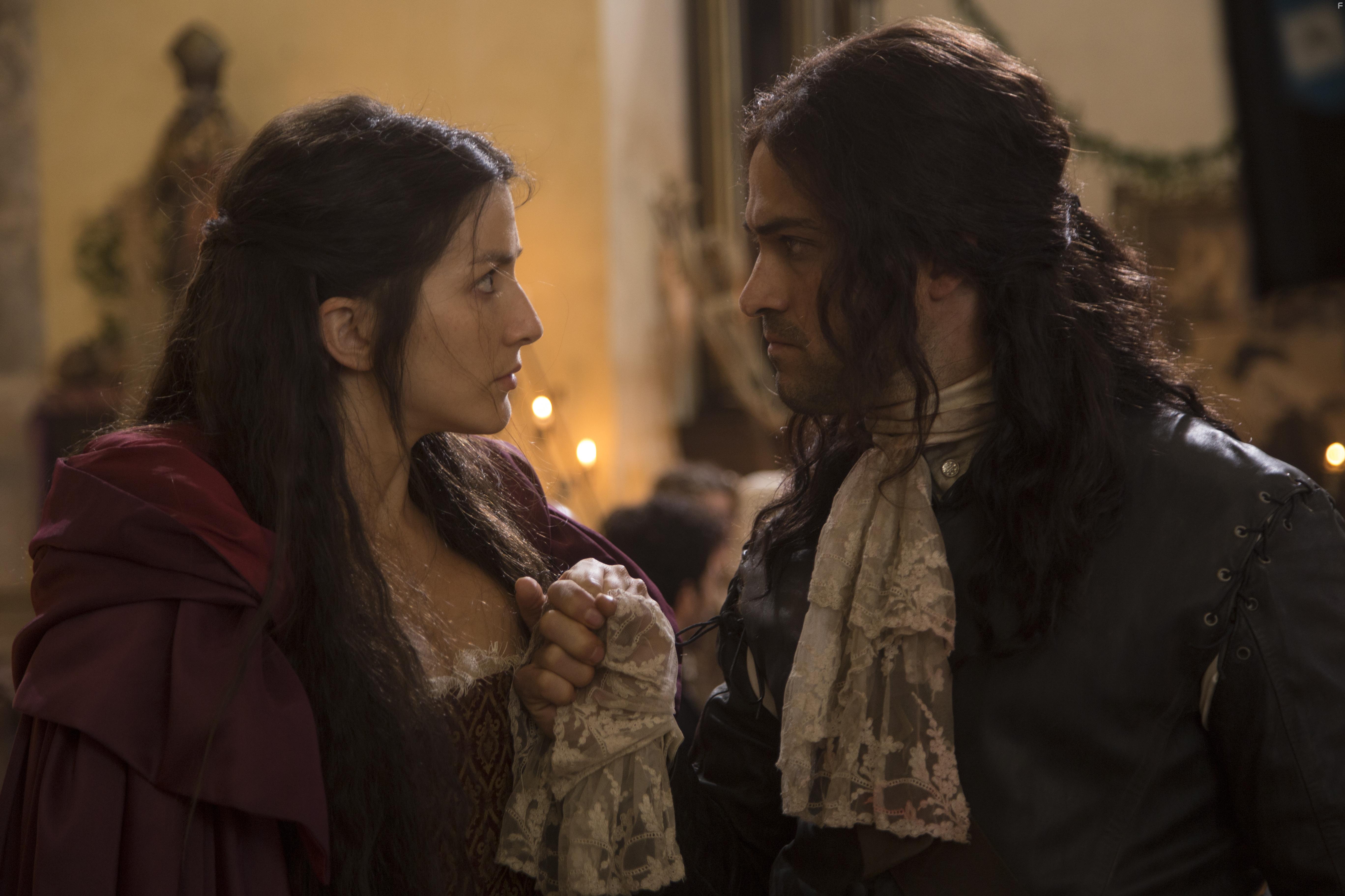 Alfonso Herrera and Erndira Ibarra in Sitiados: Mxico (2019)