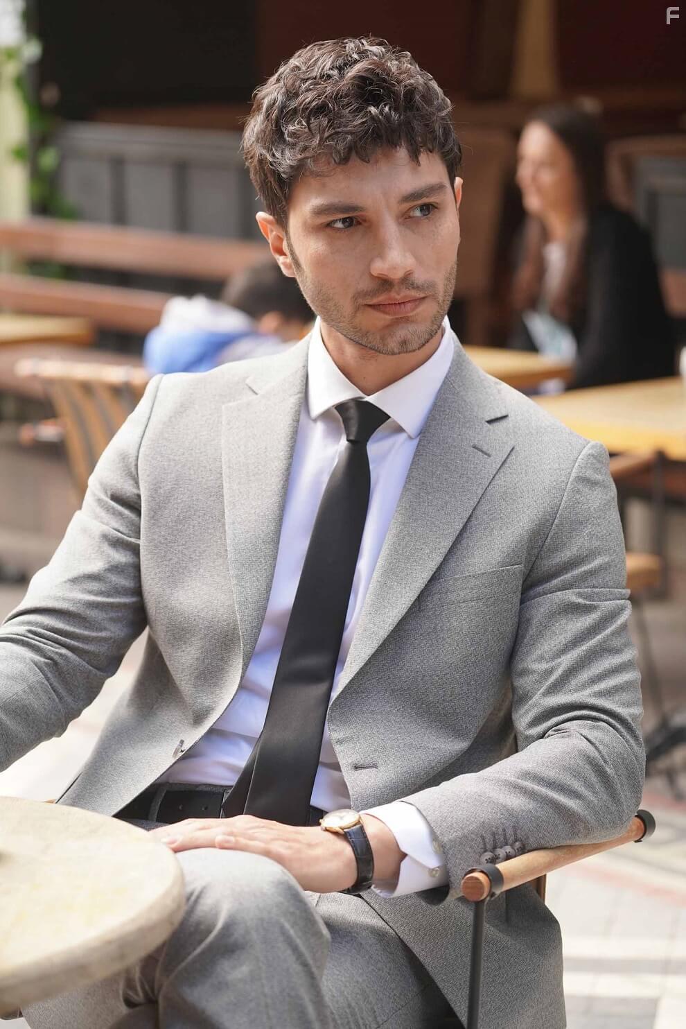 Ilhan Sen in Sevmek Zamani (2022)