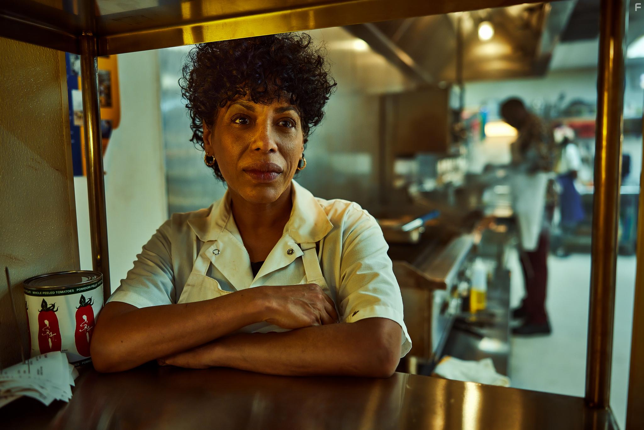 Liza Coln-Zayas and Zayas in The Bear (2022)