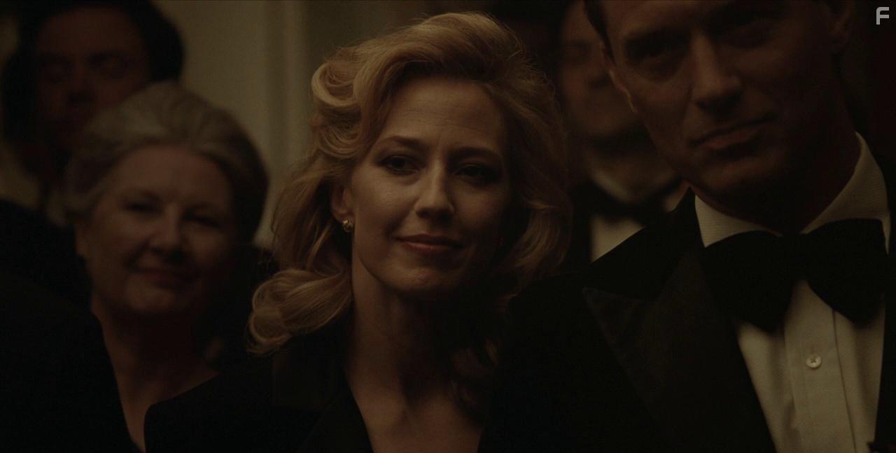 Jude Law and Carrie Coon in The Nest (2020)