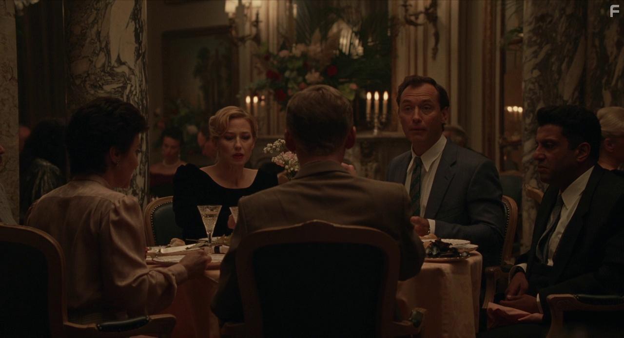 Jude Law and Carrie Coon in The Nest (2020)