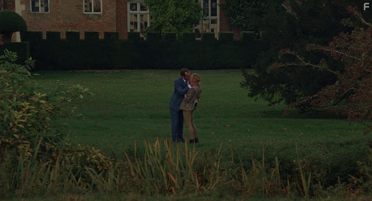 Jude Law and Carrie Coon in The Nest (2020)