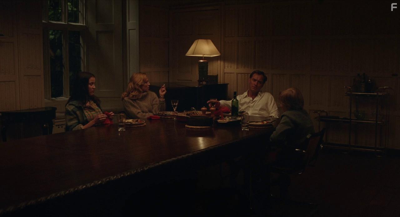 Jude Law, Carrie Coon, Oona Roche, and Charlie Shotwell in The Nest (2020)