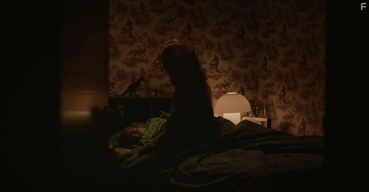 Carrie Coon and Oona Roche in The Nest (2020)