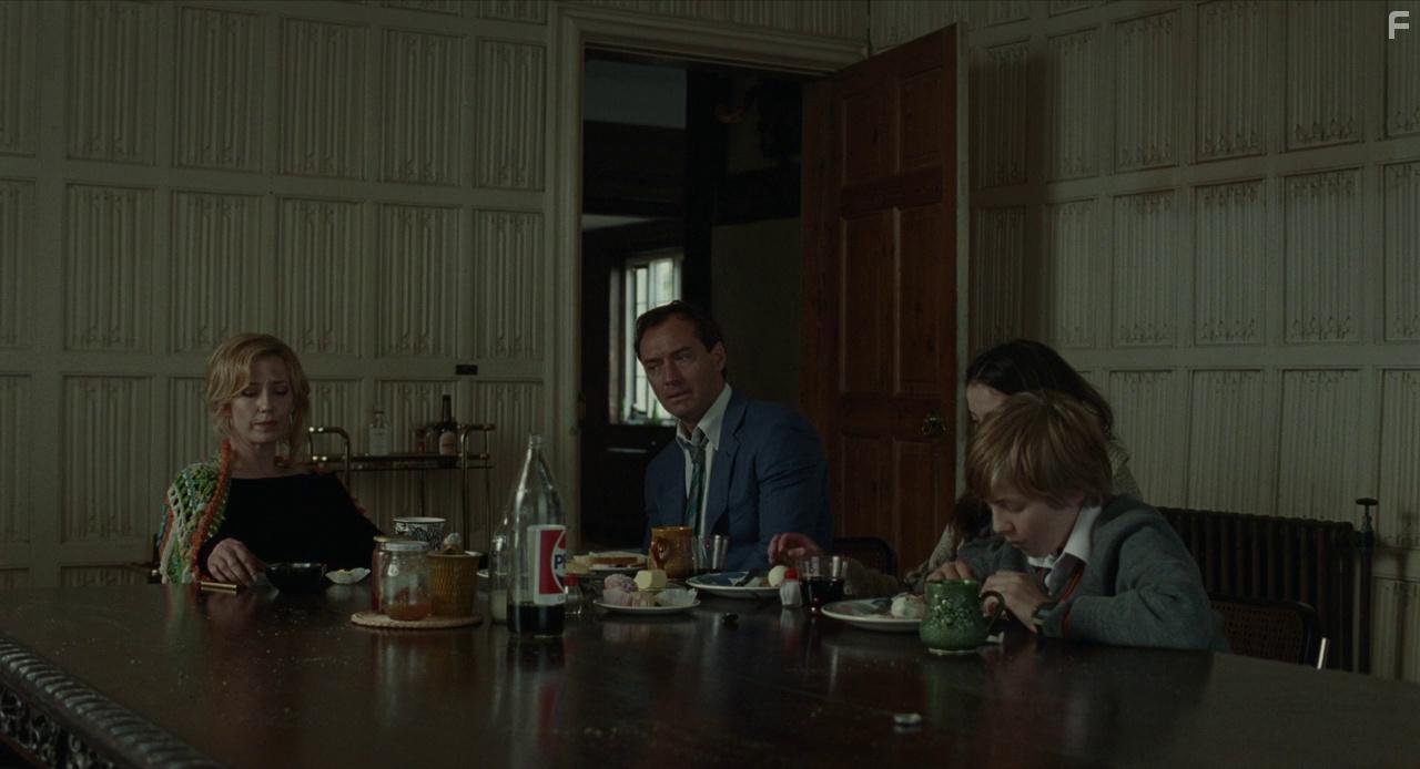 Jude Law, Carrie Coon, Oona Roche, and Charlie Shotwell in The Nest (2020)