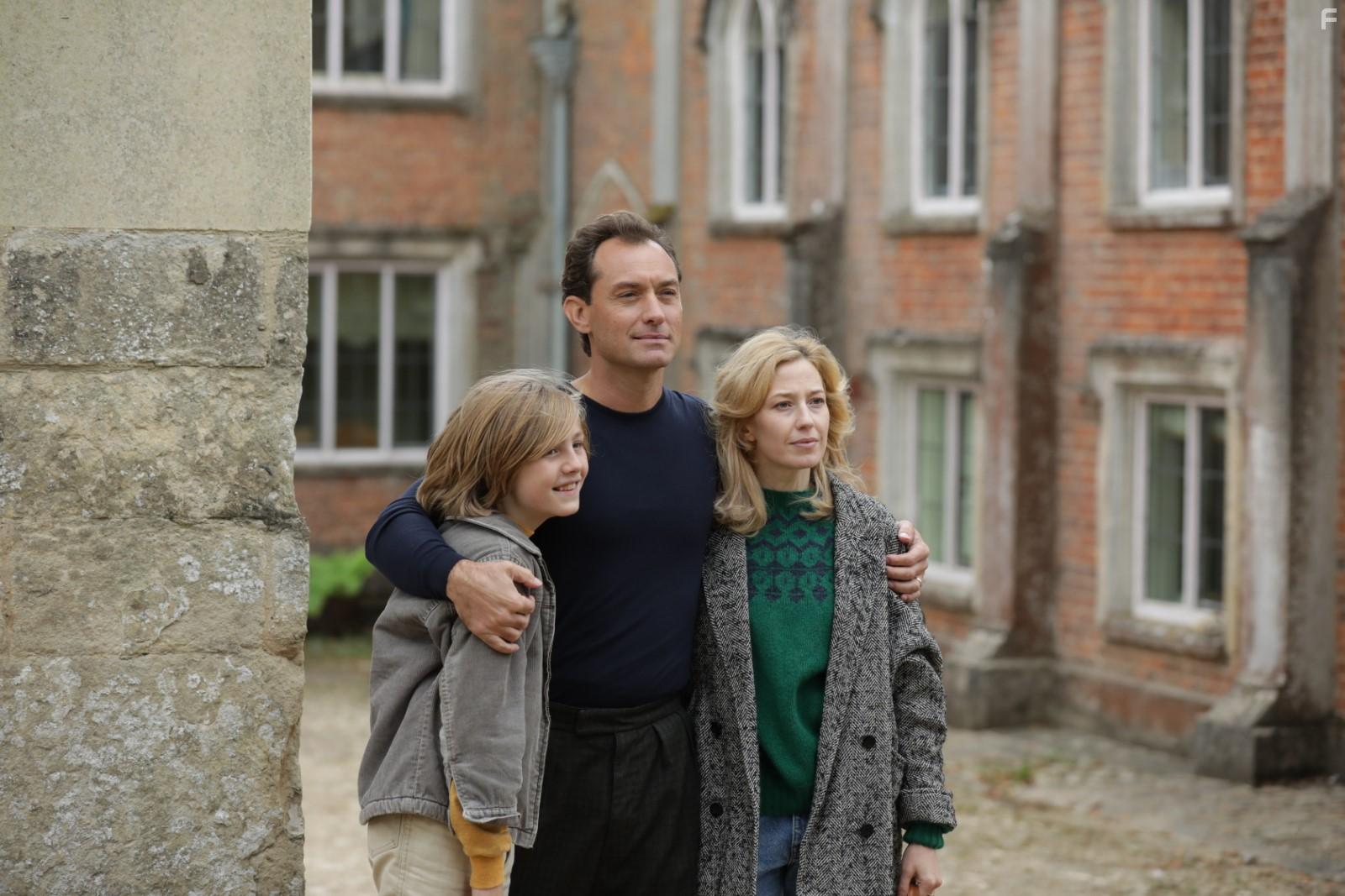 Jude Law, Carrie Coon, and Charlie Shotwell in The Nest (2020)