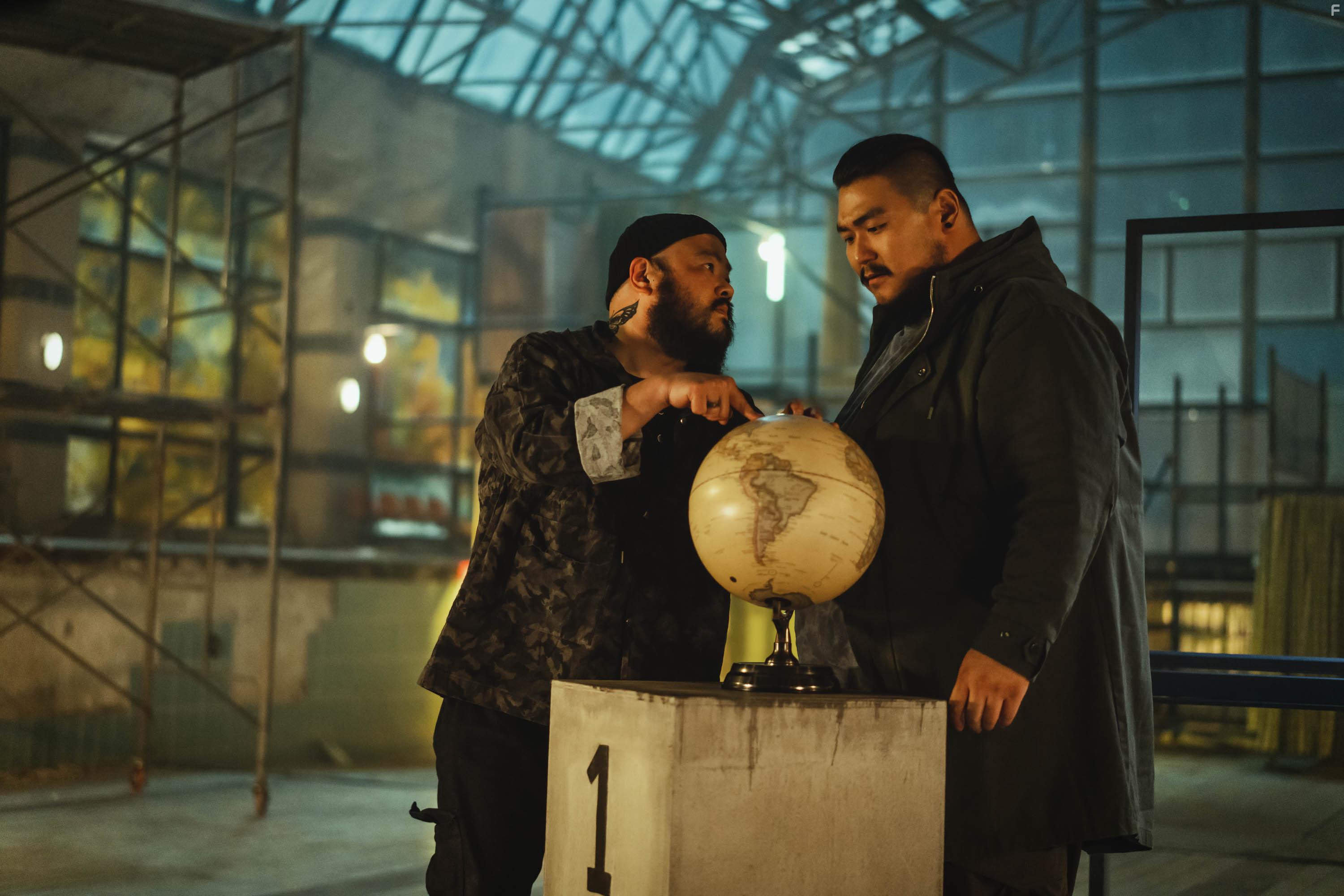 Lee Kyu-ho and Kim Ji-hoon in La casa de papel: Korea (2022)