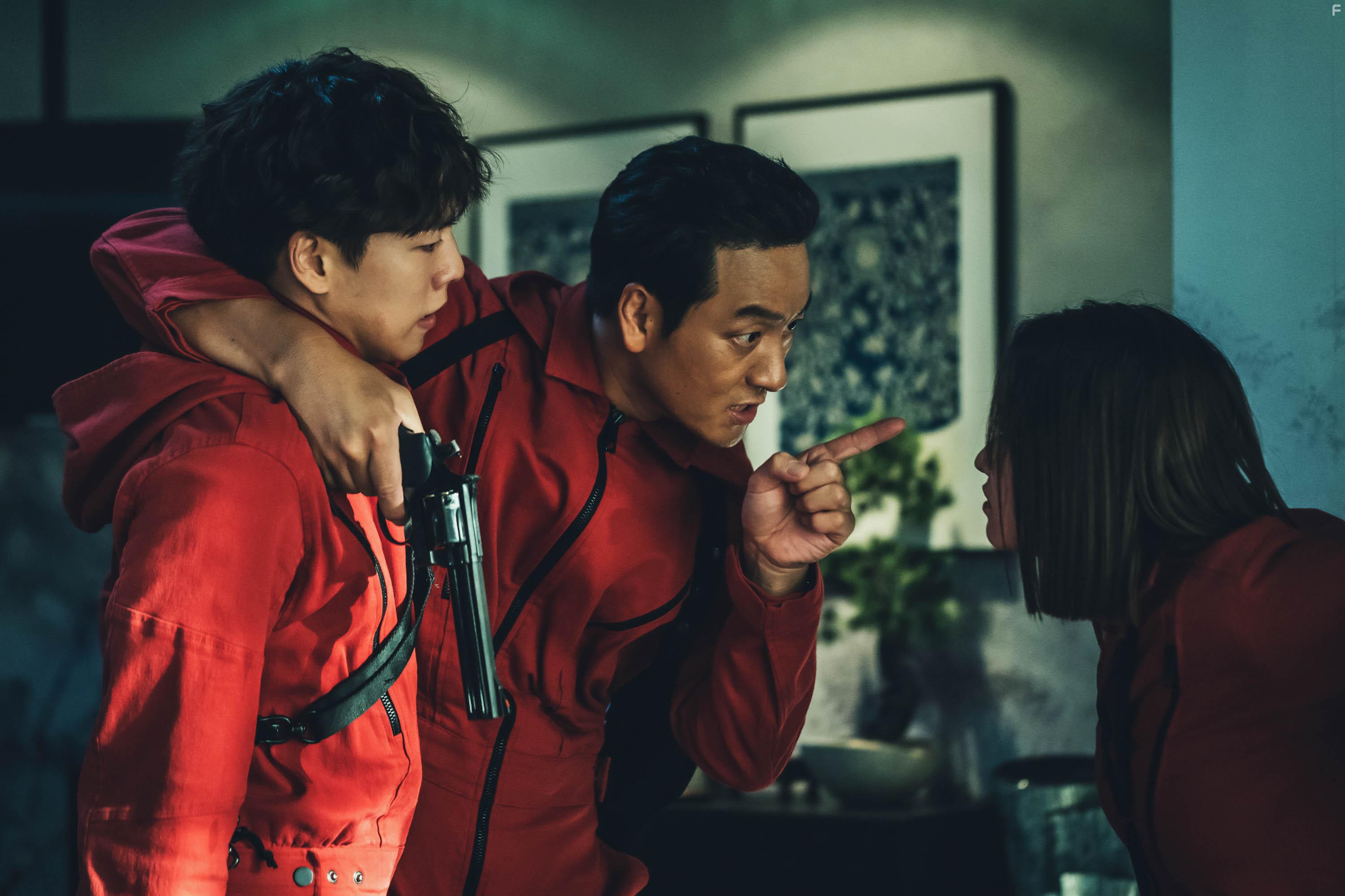 Park Hae-soo and Lee Hyun-woo in La casa de papel: Korea (2022)
