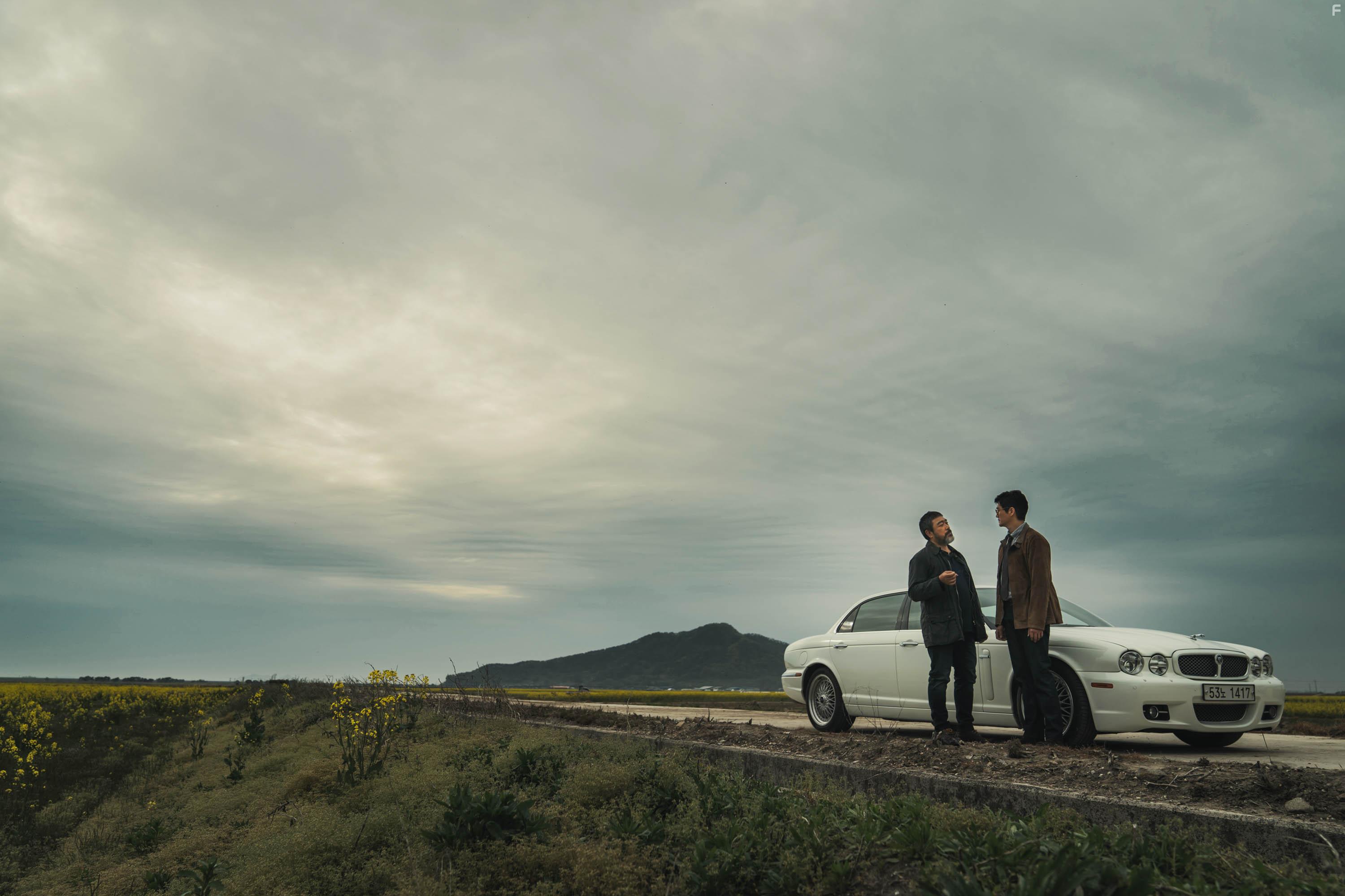 Yoo Ji-Tae, Lee Won-Jong, and Moscow in La casa de papel: Korea (2022)
