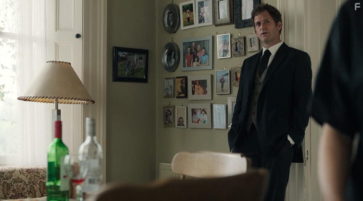 Lochlann O'Mearin in Holding (2022)