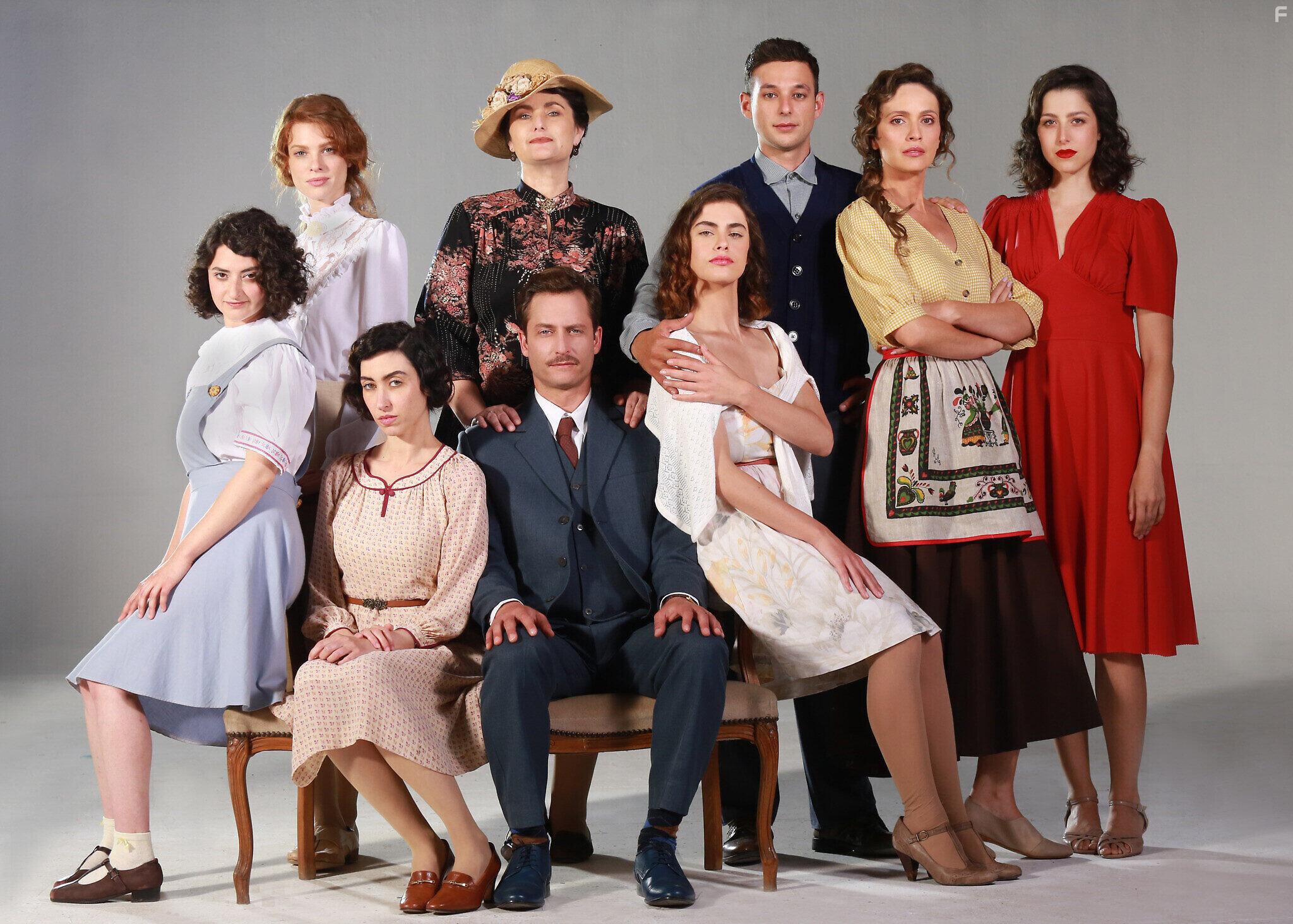 Israel Ogalbo, Swell Ariel Or, Mali Levi, Michael Aloni, Yuval Scharf, and Hila Saada in The Beauty Queen of Jerusalem (2021)