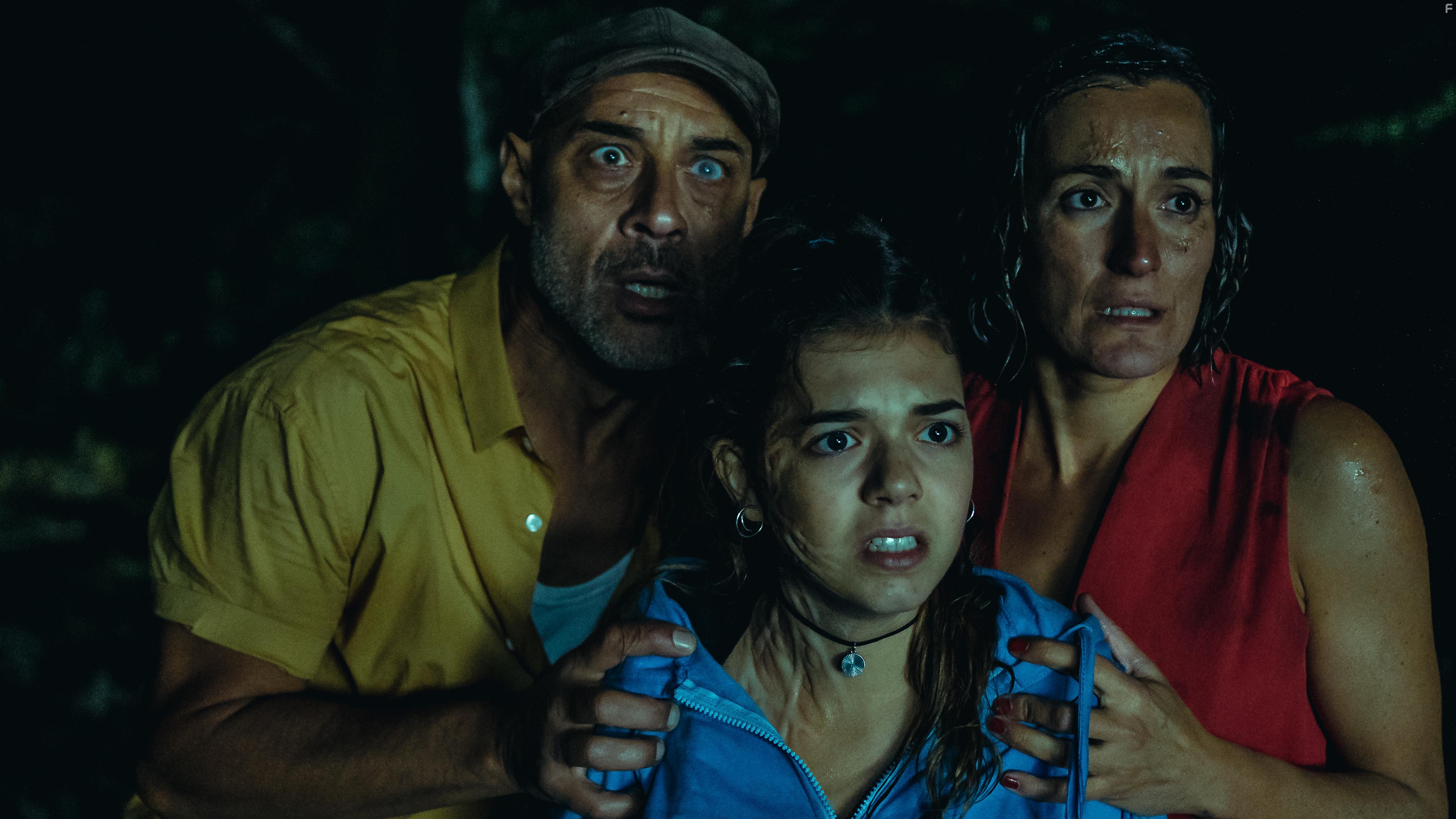 Ramiro Blas, Cristina Alczar, and Paula Gallego in La pasajera (2021)