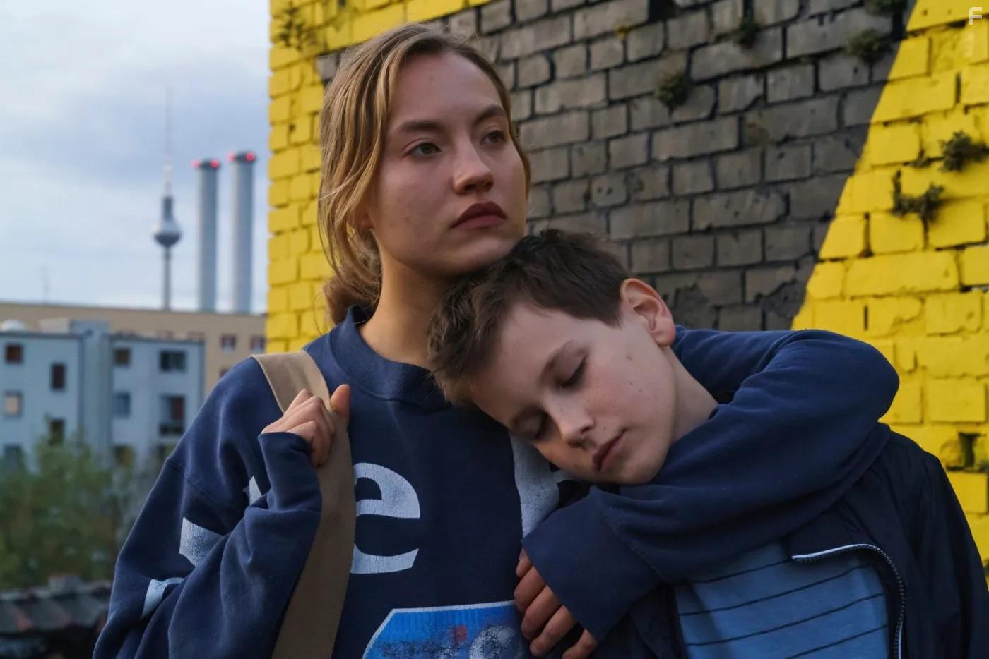 Mika Tritto and Ella Morgen in Piskopat (2021)