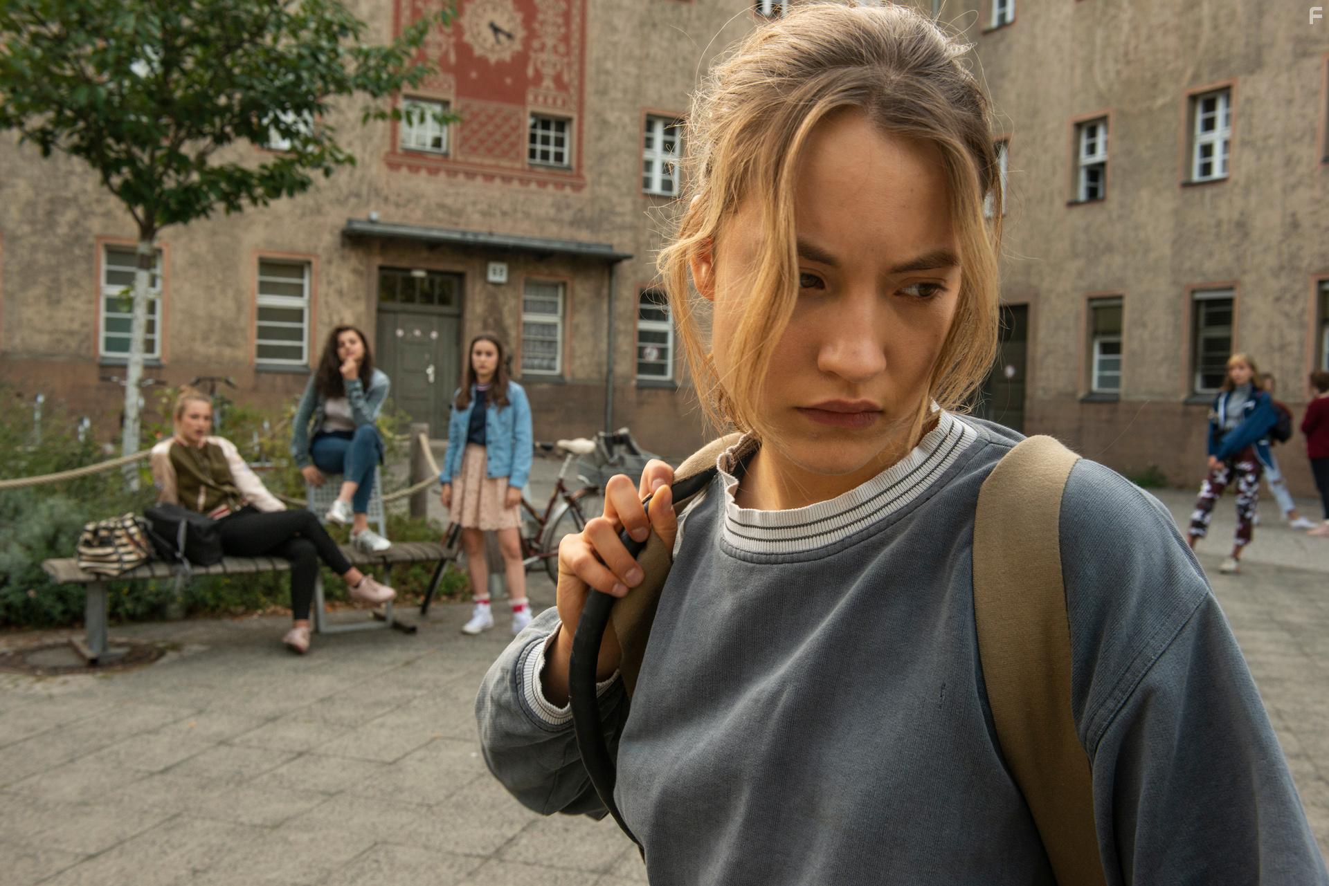 Amira Demirkiran, Fleurie Malburg, Ella Morgen, and Mia Kovac in Piskopat (2021)