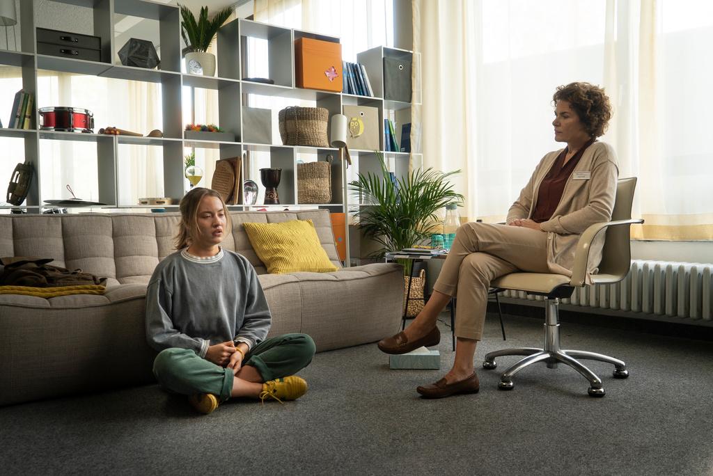 Barbara Auer and Ella Morgen in Piskopat (2021)